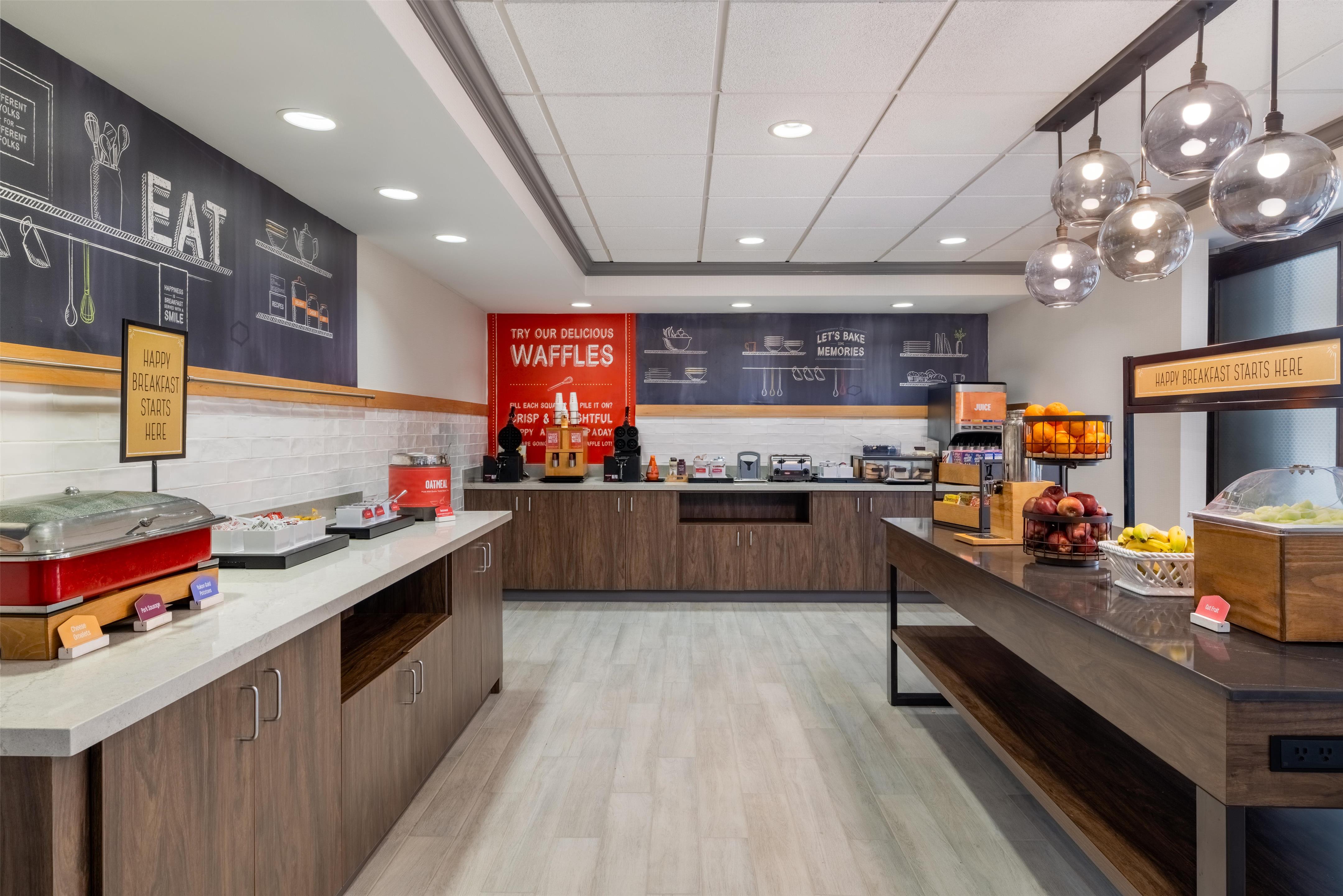 Breakfast Area | Hampton Inn & Suites Lincoln - Northeast I-80
