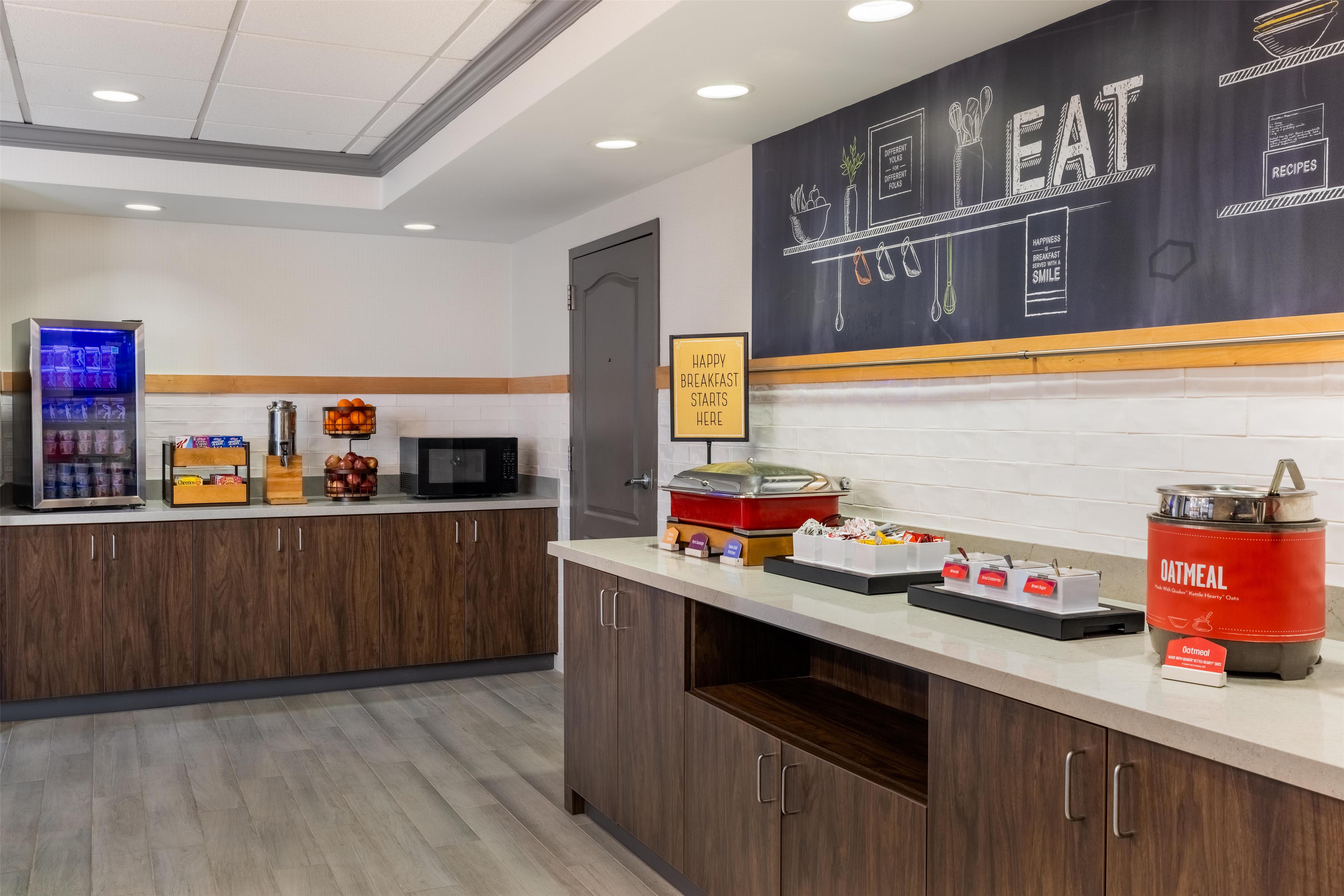 Breakfast Area | Hampton Inn & Suites Lincoln - Northeast I-80