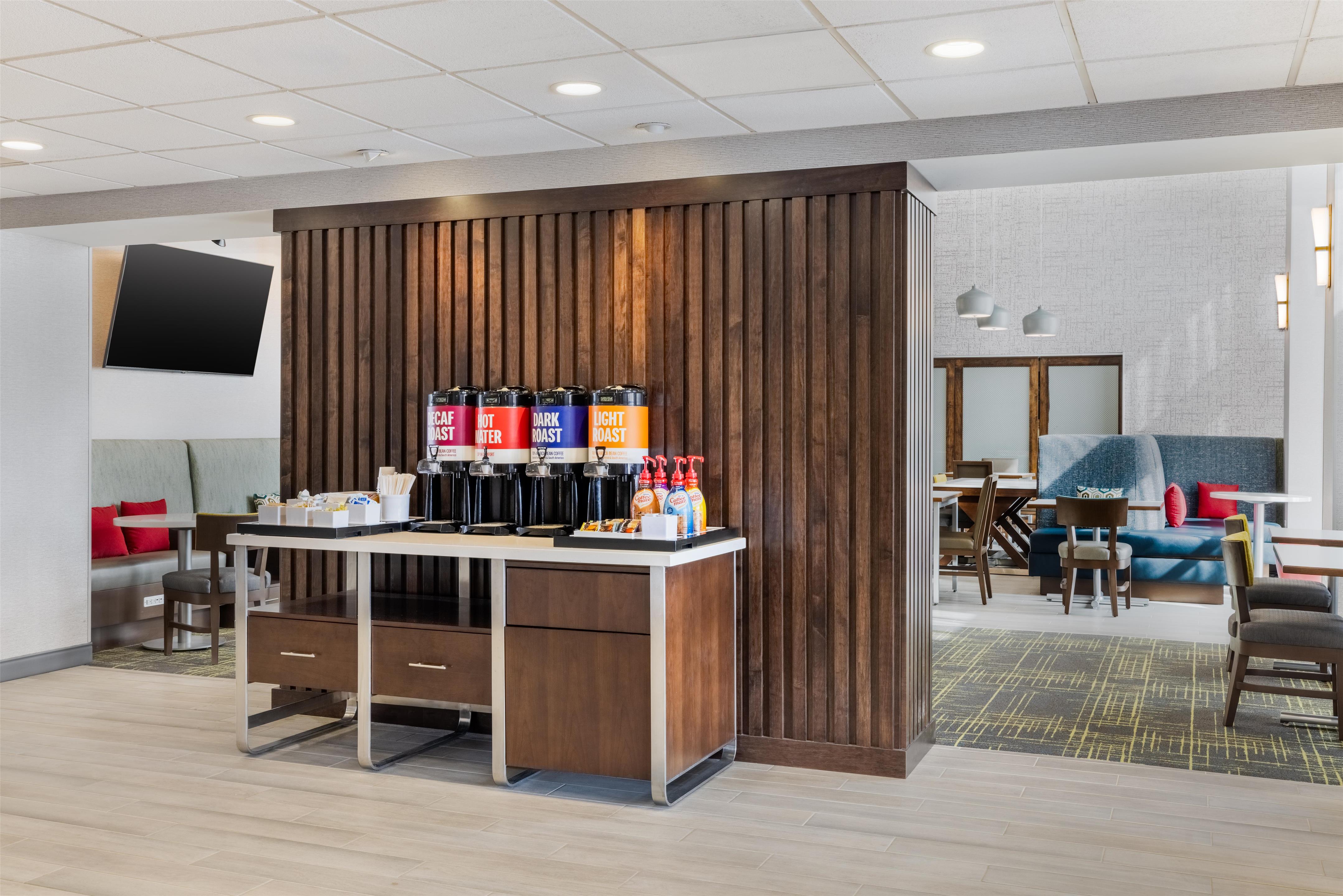 Breakfast Area | Hampton Inn & Suites Lincoln - Northeast I-80