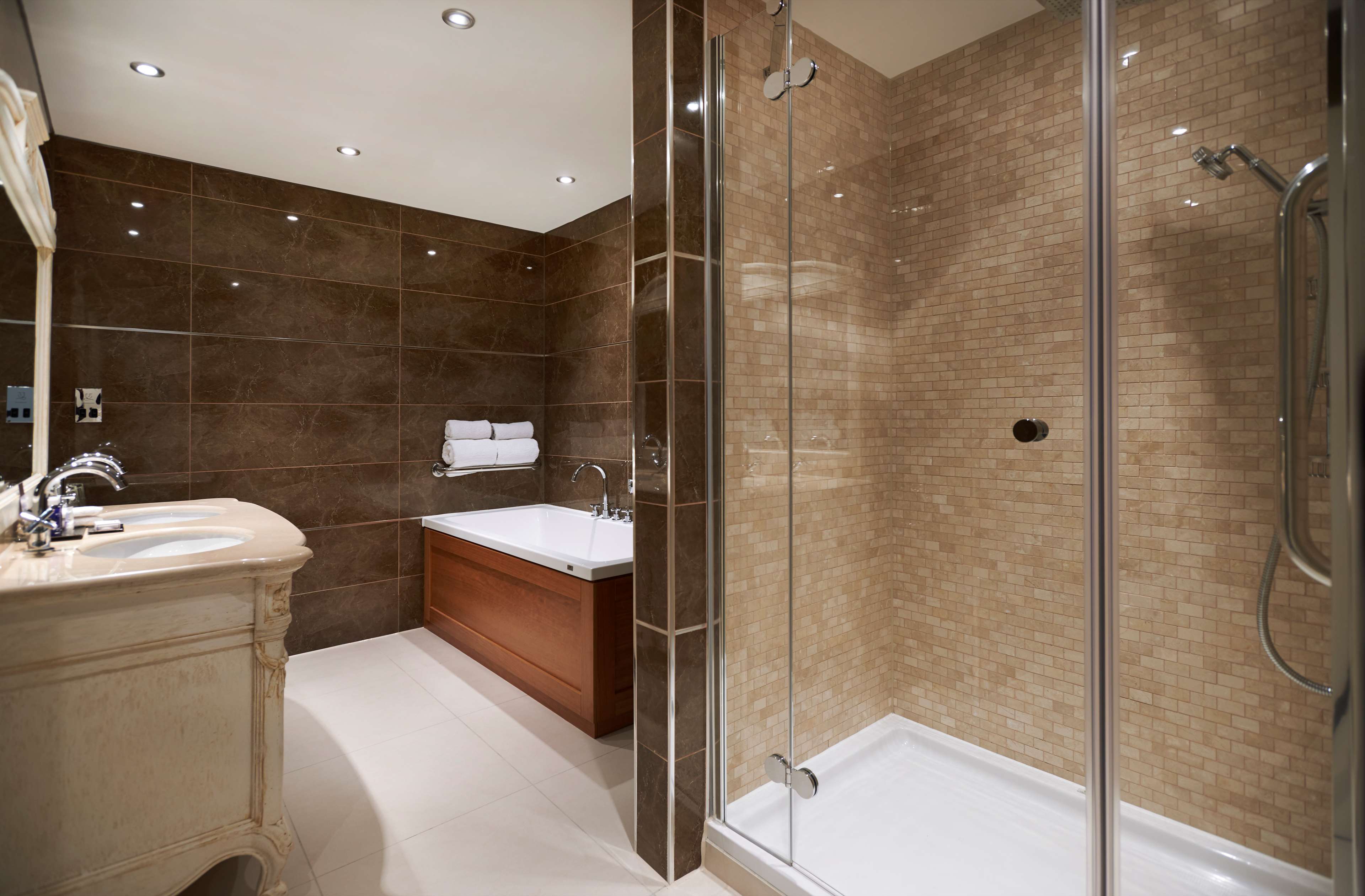 DoubleTree By Hilton Hotel & Spa Liverpool Room Type - KING DELUXE ROOM