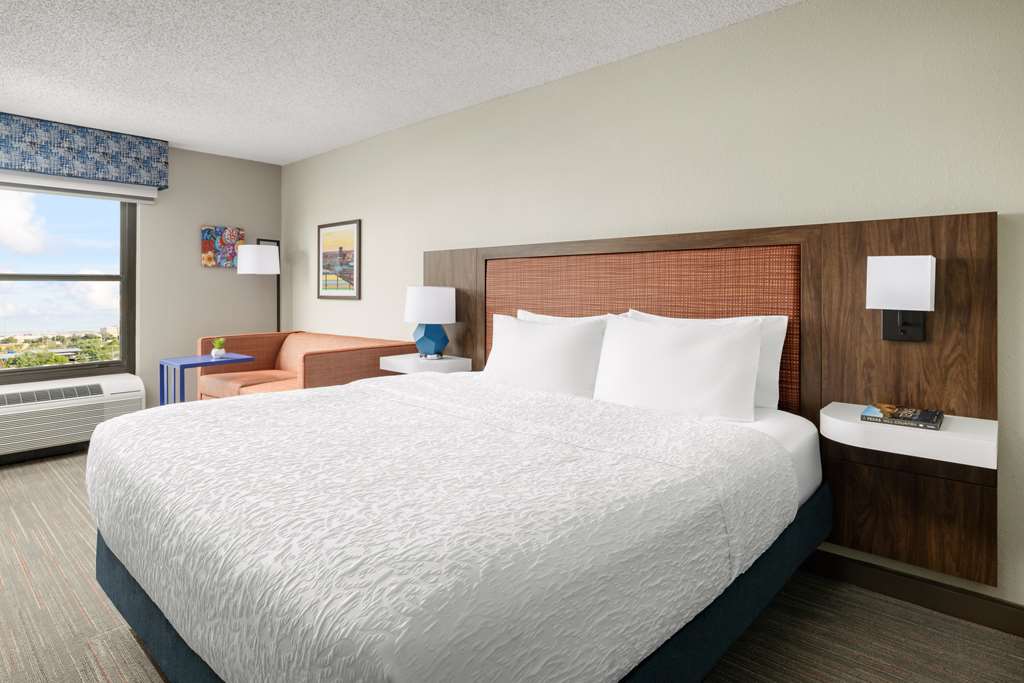Hampton Inn by Hilton Laredo Room Type - 1 KNG ACC ROLLIN SHWR NS