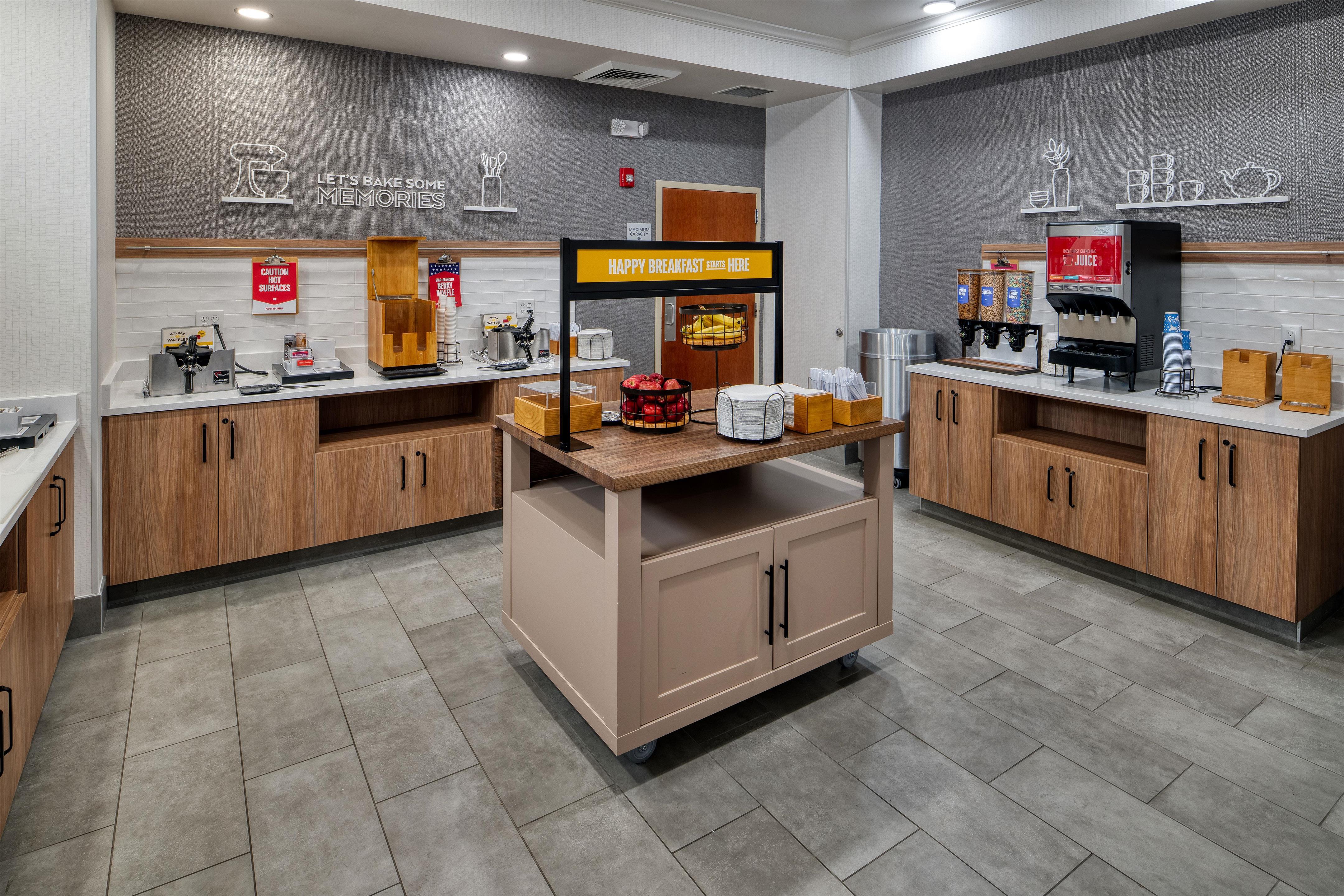 Breakfast Area | Hampton Inn Tomah