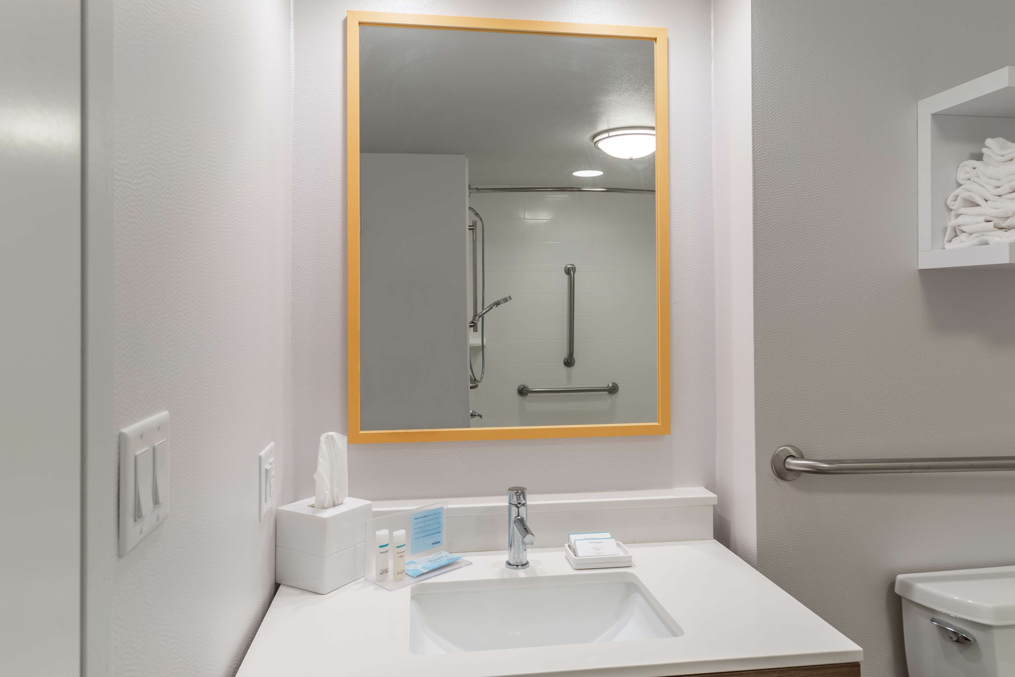 Hampton Inn La Crosse/Onalaska Room Type - 1 KNG ACCESSIBLE TUB NS