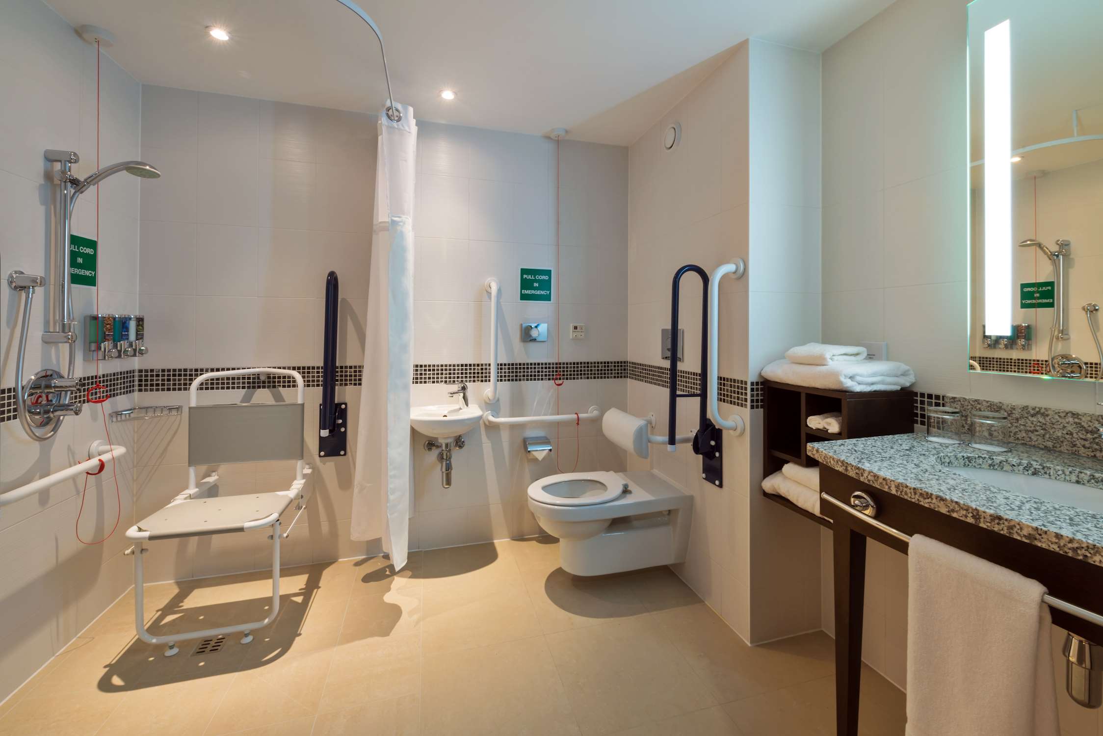 Hampton by Hilton London Luton Airport Hotel Room Type - QUEEN ACCESSIBLE ROOM NS