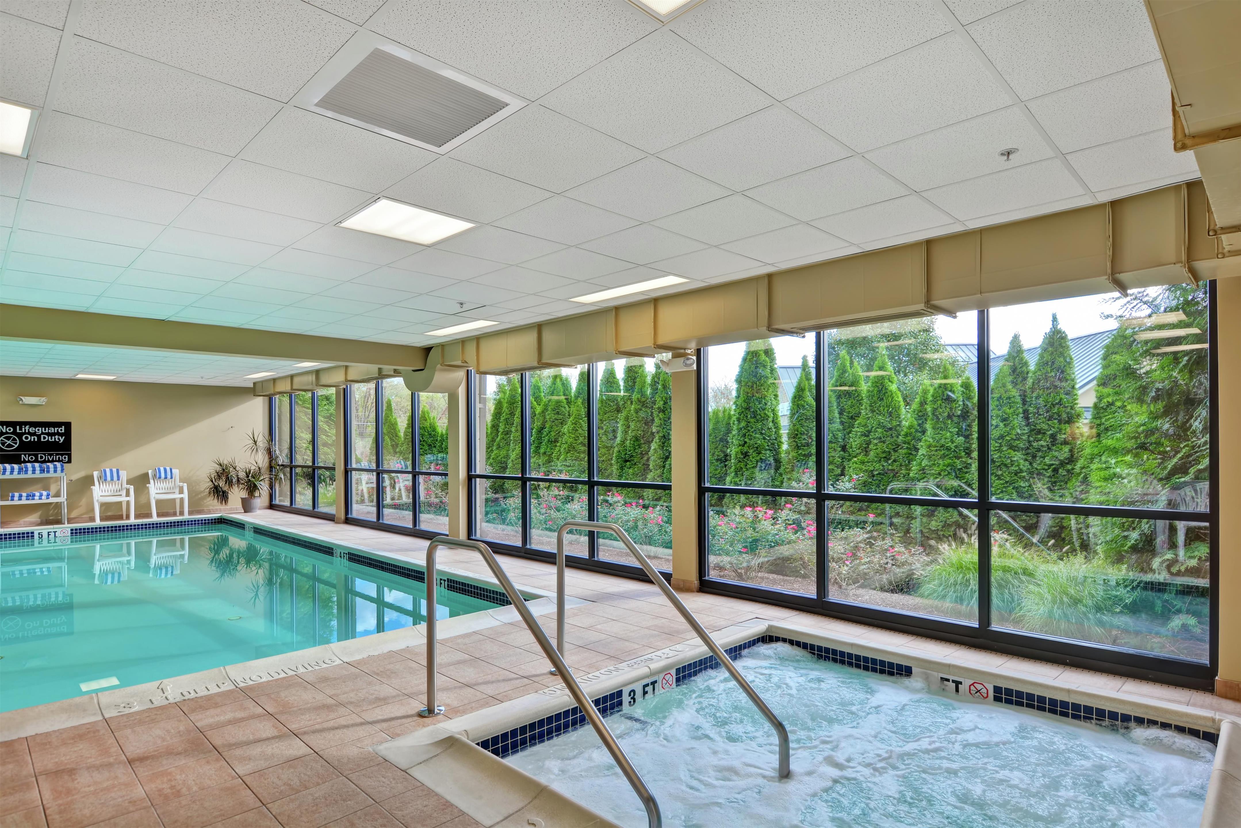 Pool | Hampton Inn Lewisburg