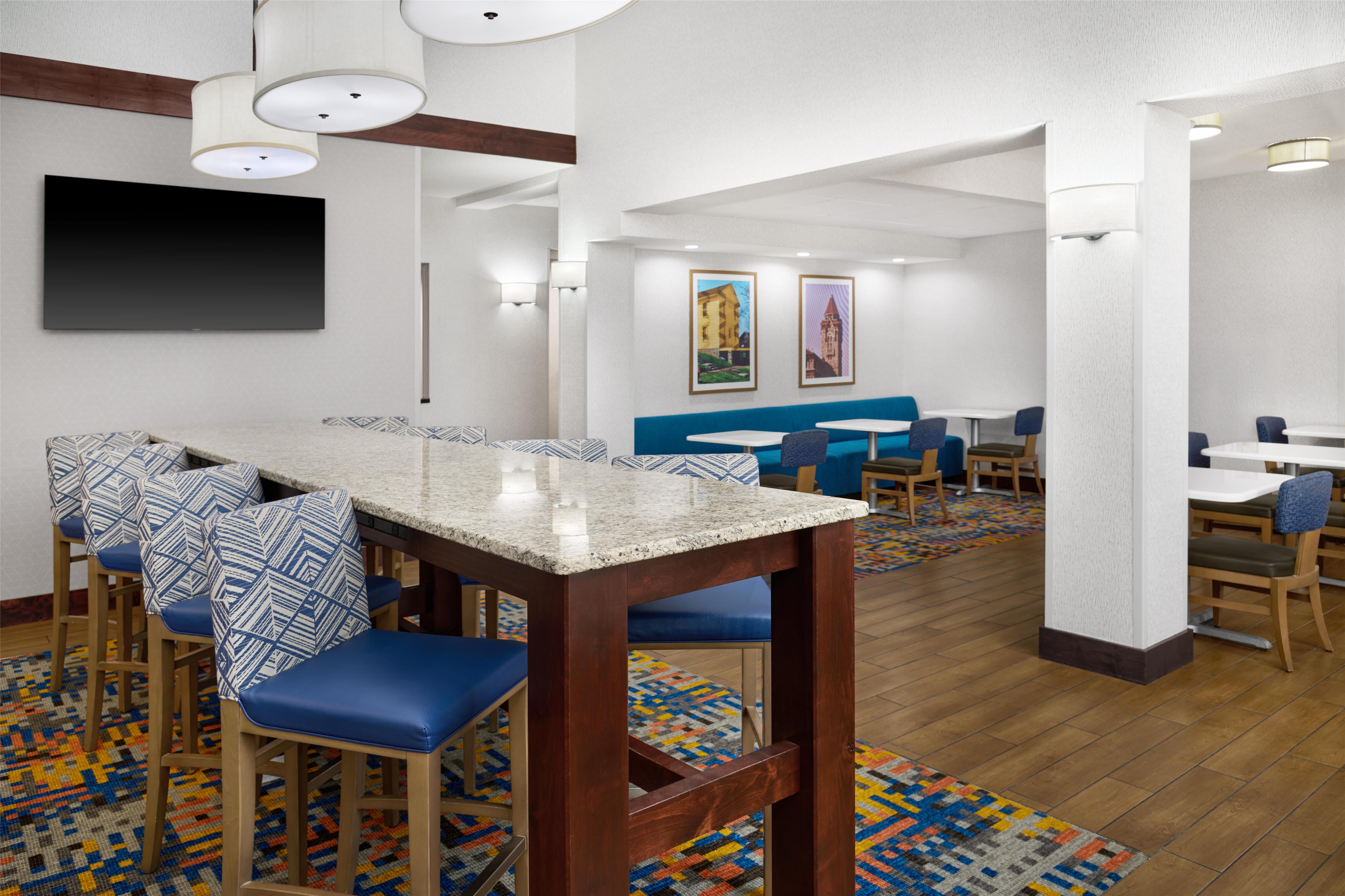 Breakfast Area | Hampton Inn Lawrence