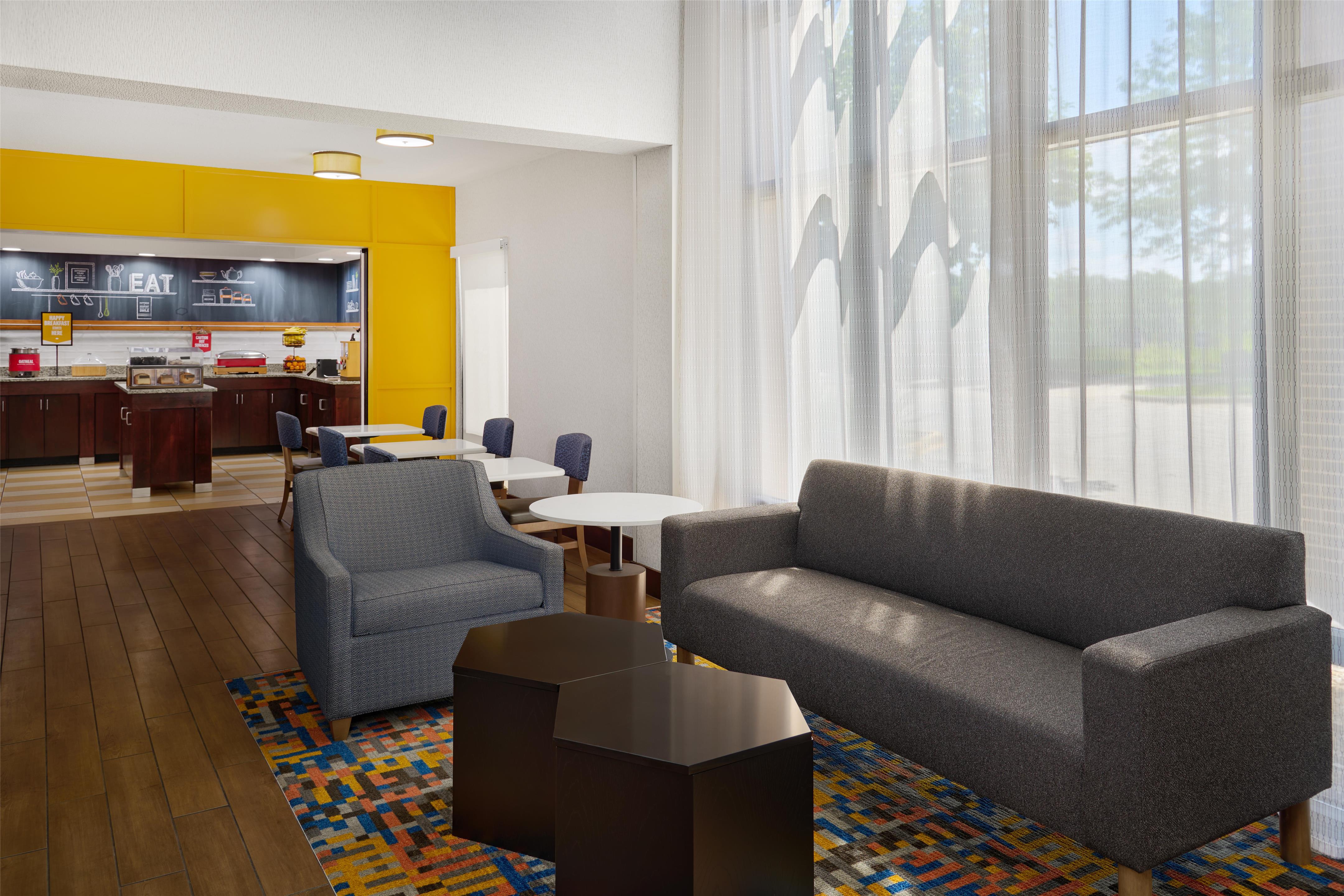 Breakfast Area | Hampton Inn Lawrence