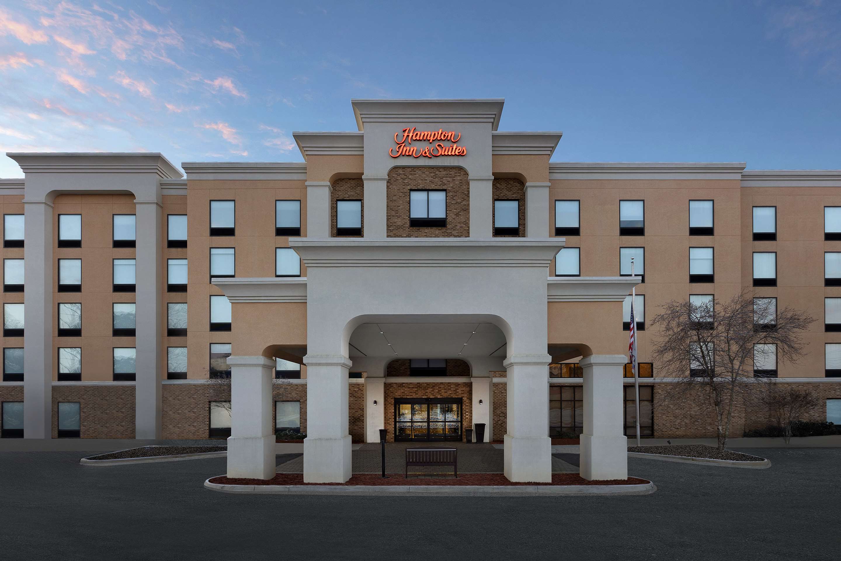 Exterior | Hampton Inn & Suites Lynchburg