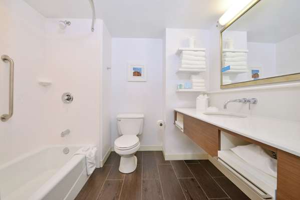  - Hampton Inn Martinsburg - I-81, Exit 12