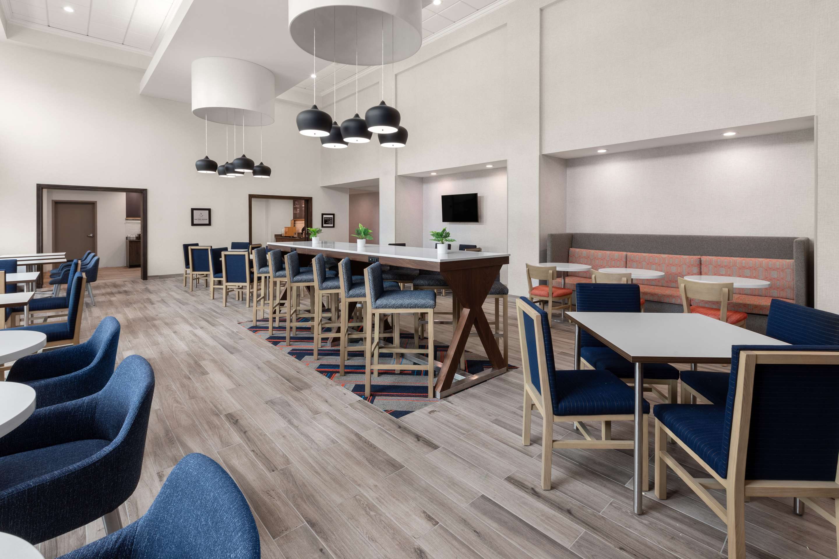 Lobby | Hampton Inn & Suites Saginaw