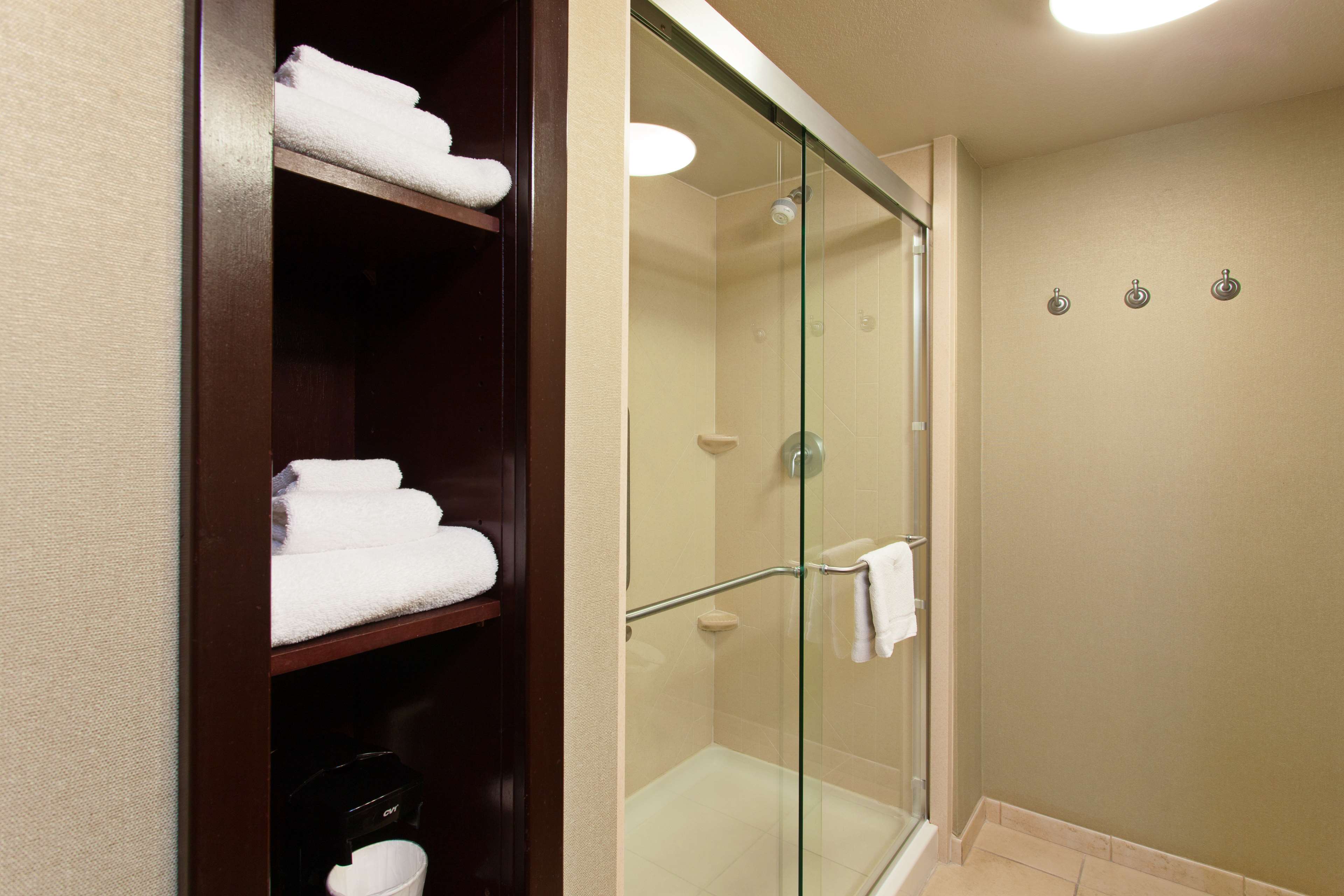 Hampton Inn & Suites by Hilton Merced Room Type - 1 KING BED NONSMOKING