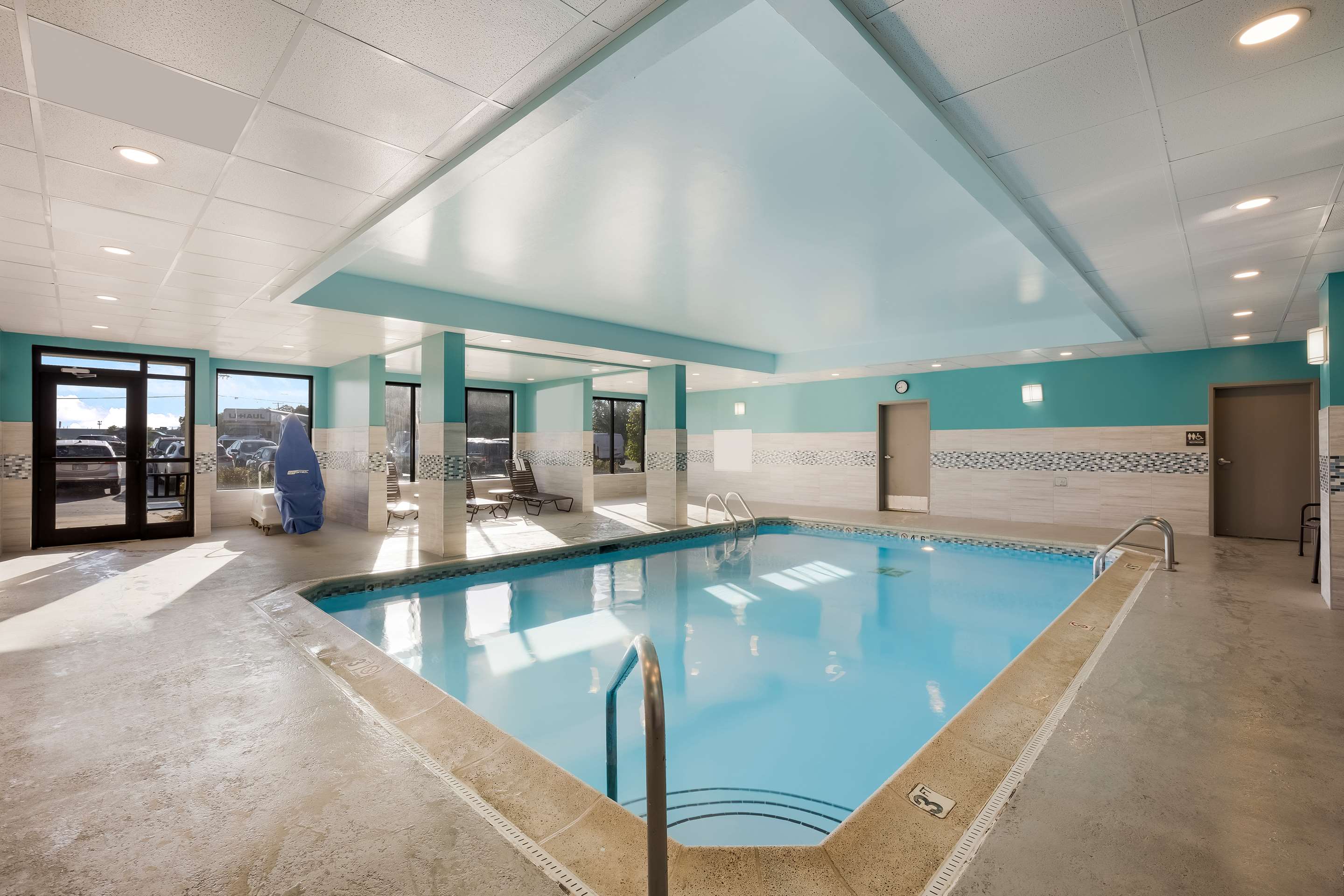Pool | Hampton Inn McHenry