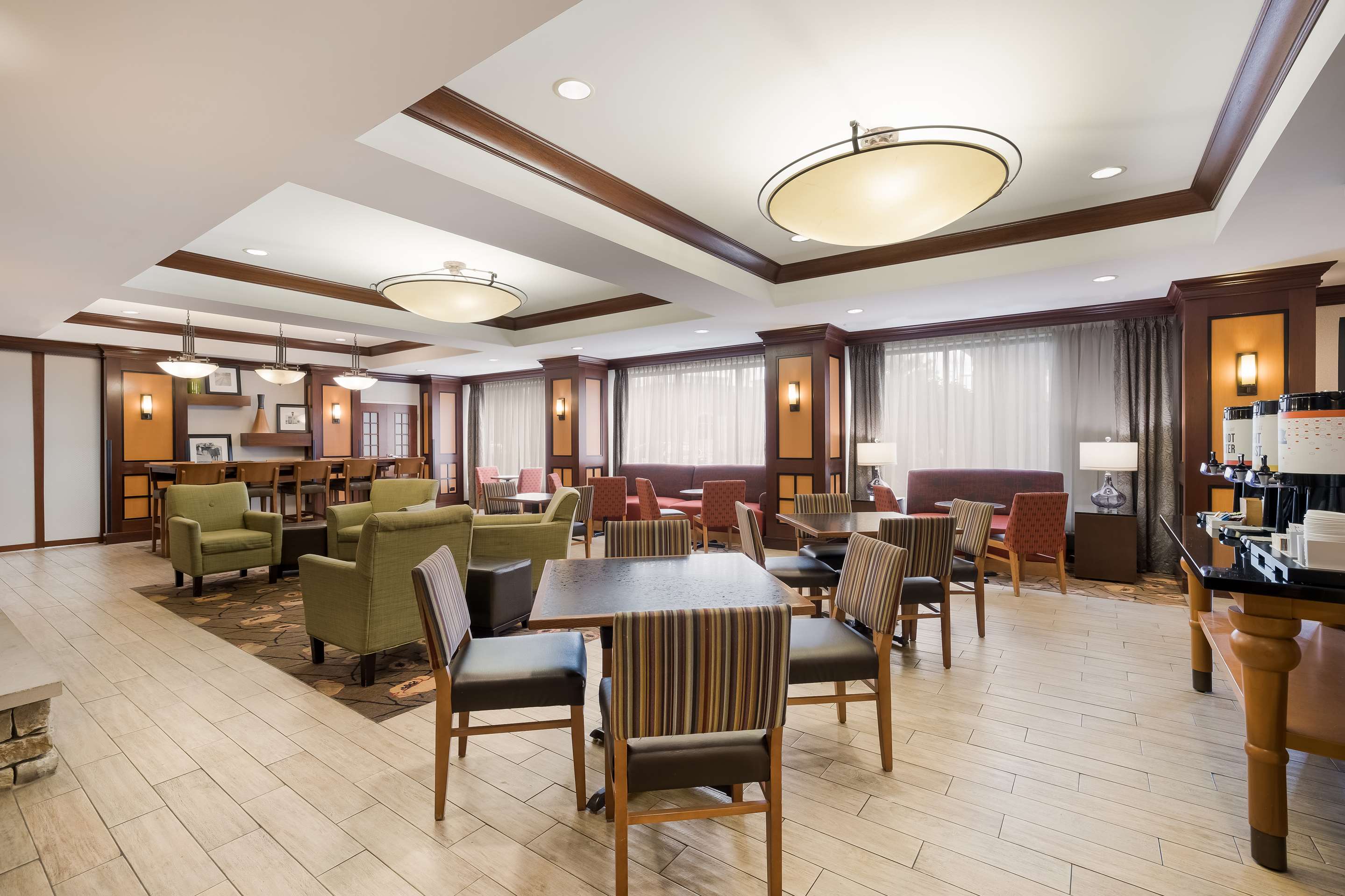 Breakfast Area | Hampton Inn McHenry