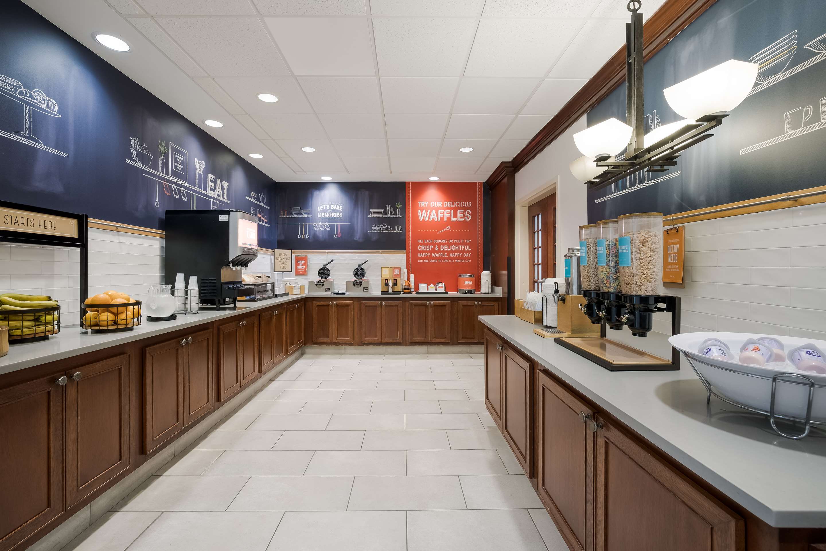 Breakfast Area | Hampton Inn McHenry