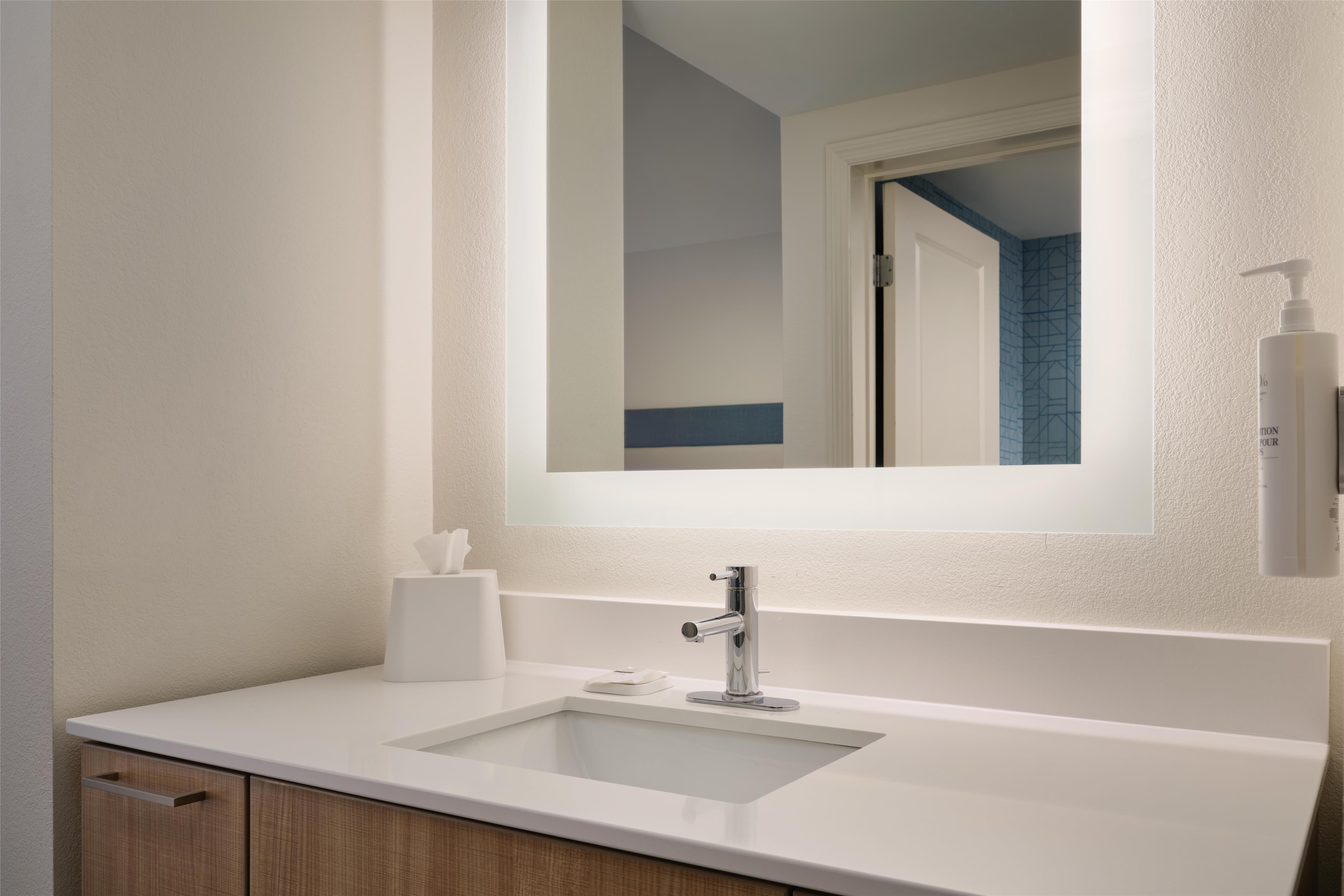 Guest room bath