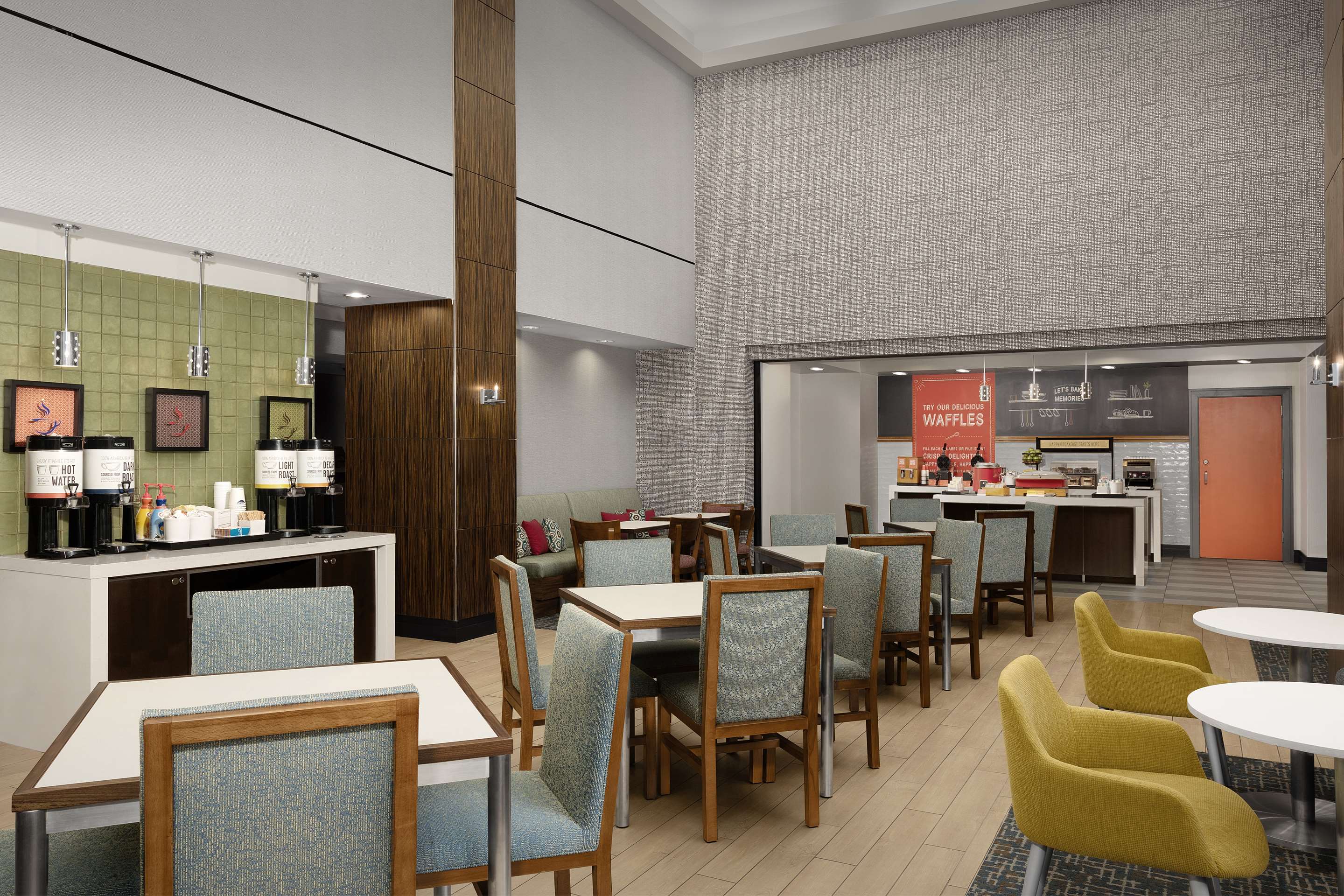Breakfast Area | Hampton Inn & Suites Orlando North Altamonte Springs