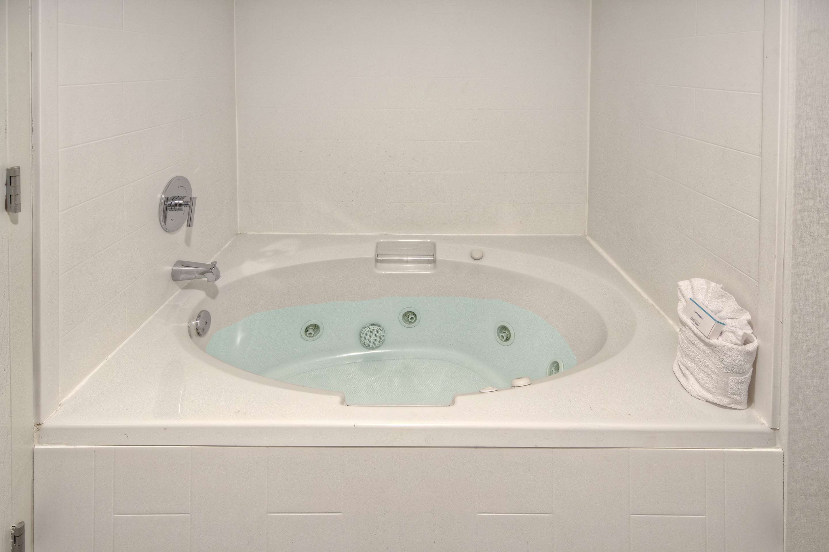 Guest room bath