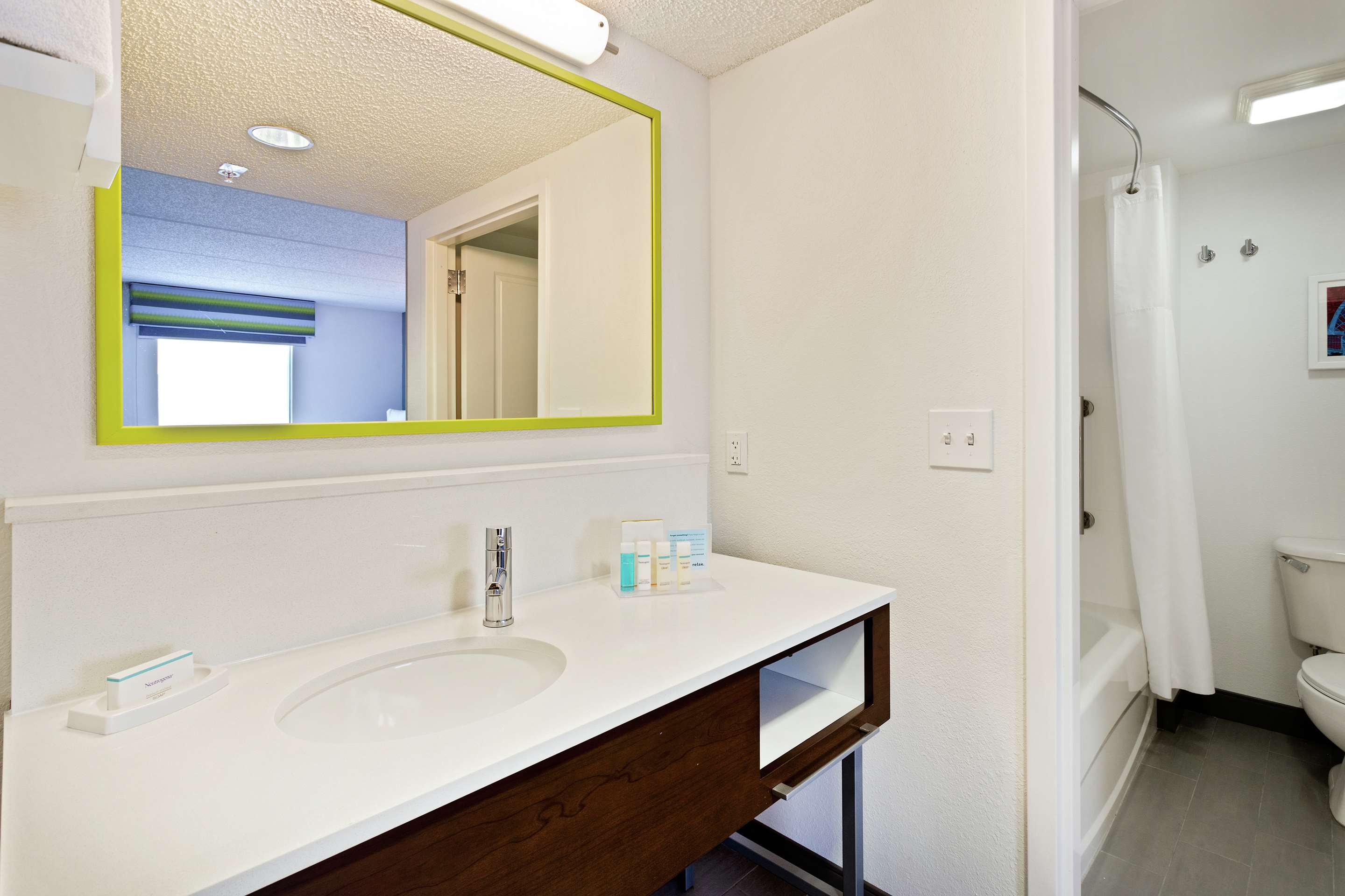 Guest room bath