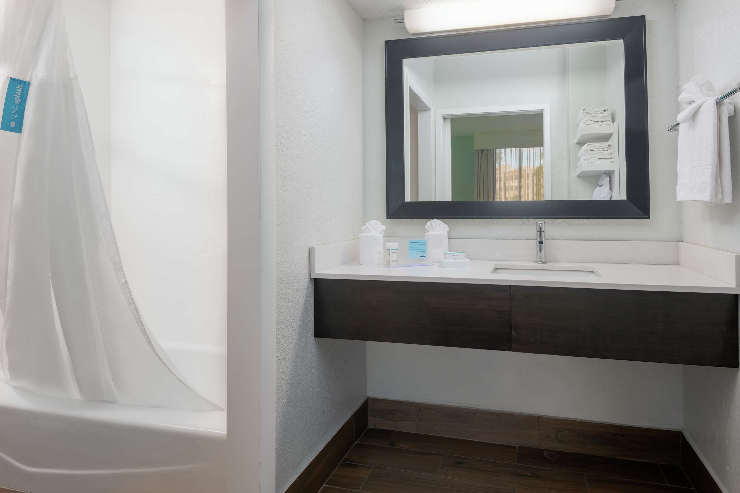 Guest room bath