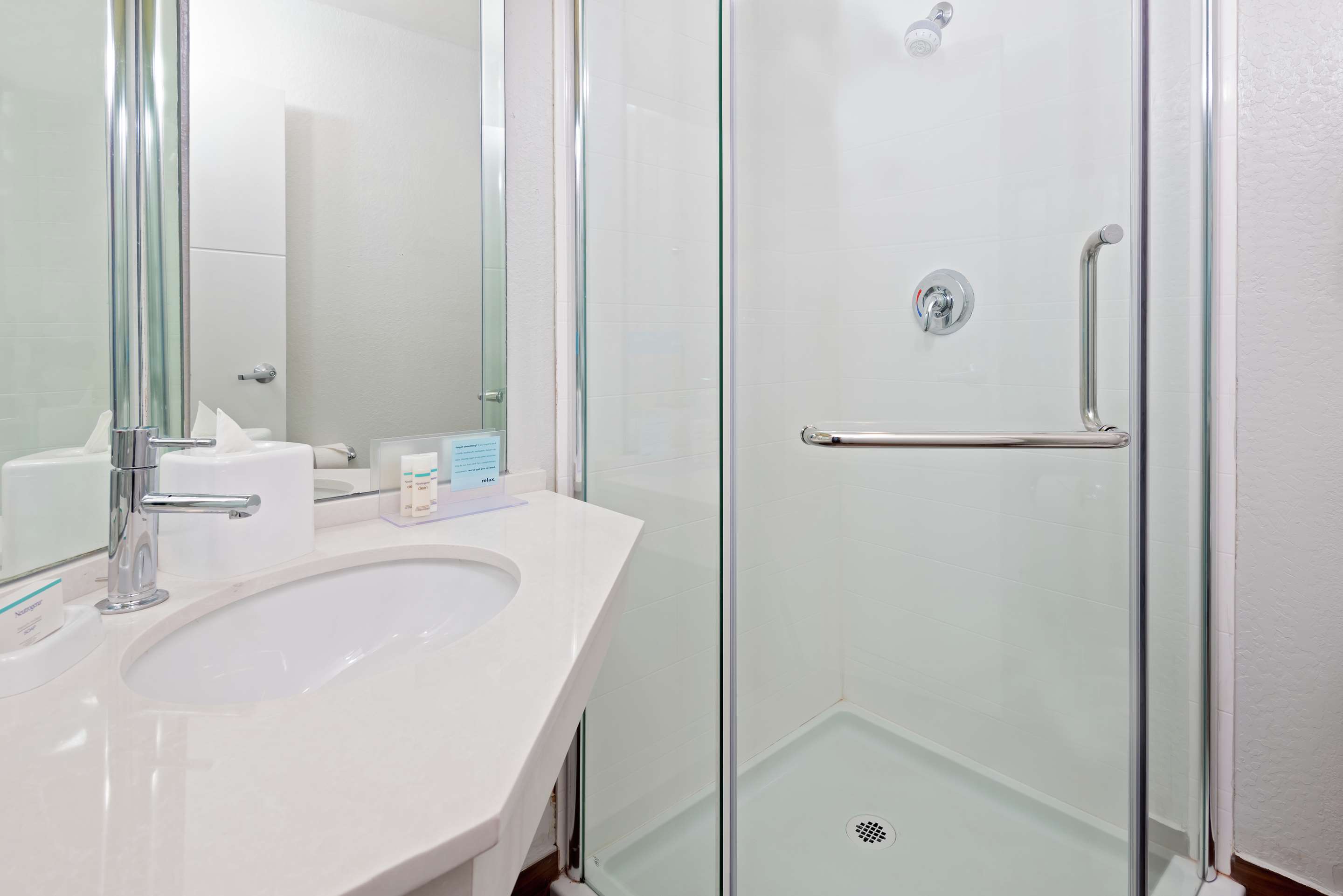 Guest room bath
