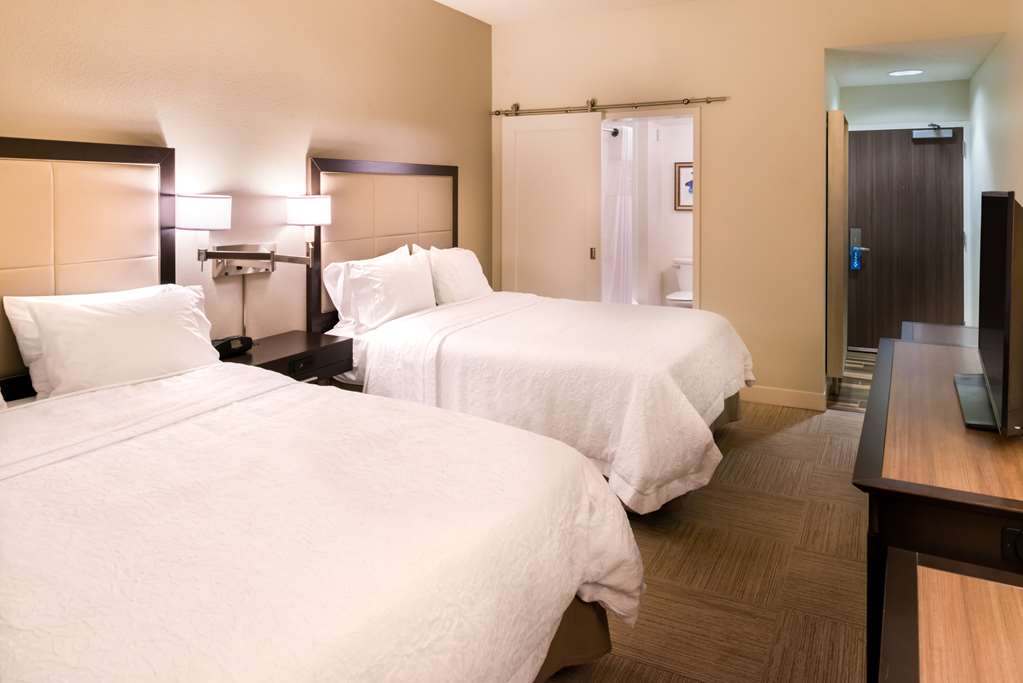 Hampton Inn & Suites Orlando/East UCF Area, FL Room Type - 2 QNS ACC TUB SUITE NOSMOK