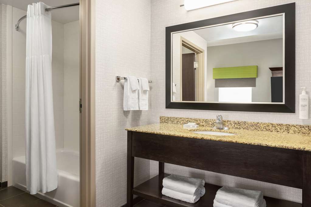 HAMPTON INN ANDAMP; SUITES YORK-guestroom-Guest Room,Bathroom,On-Site.jpg