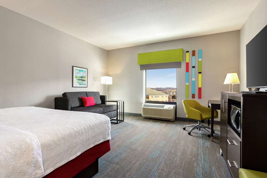 HAMPTON INN ANDAMP; SUITES YORK-guestroom-Guest Room,On-Site.jpg