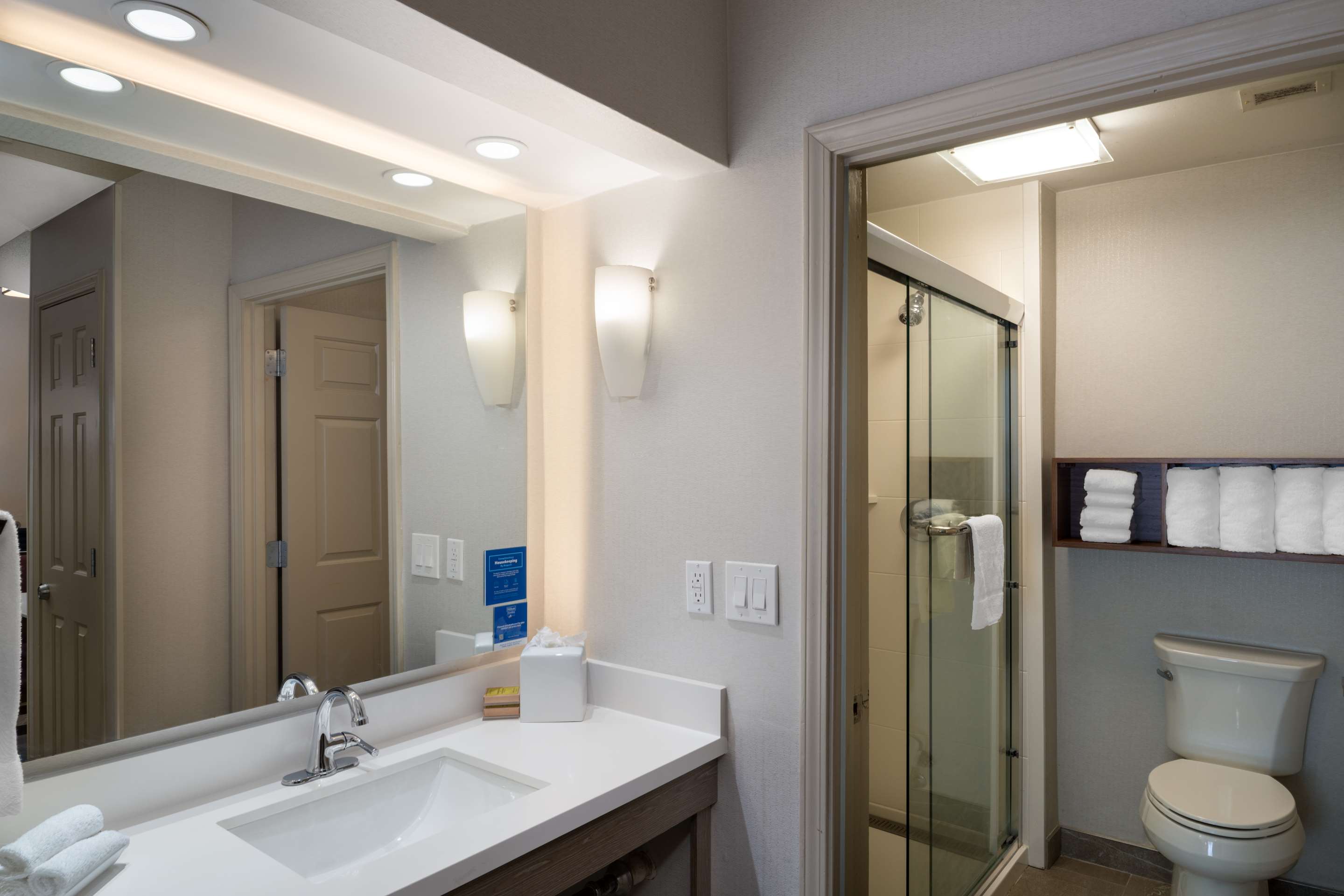 Guest room bath
