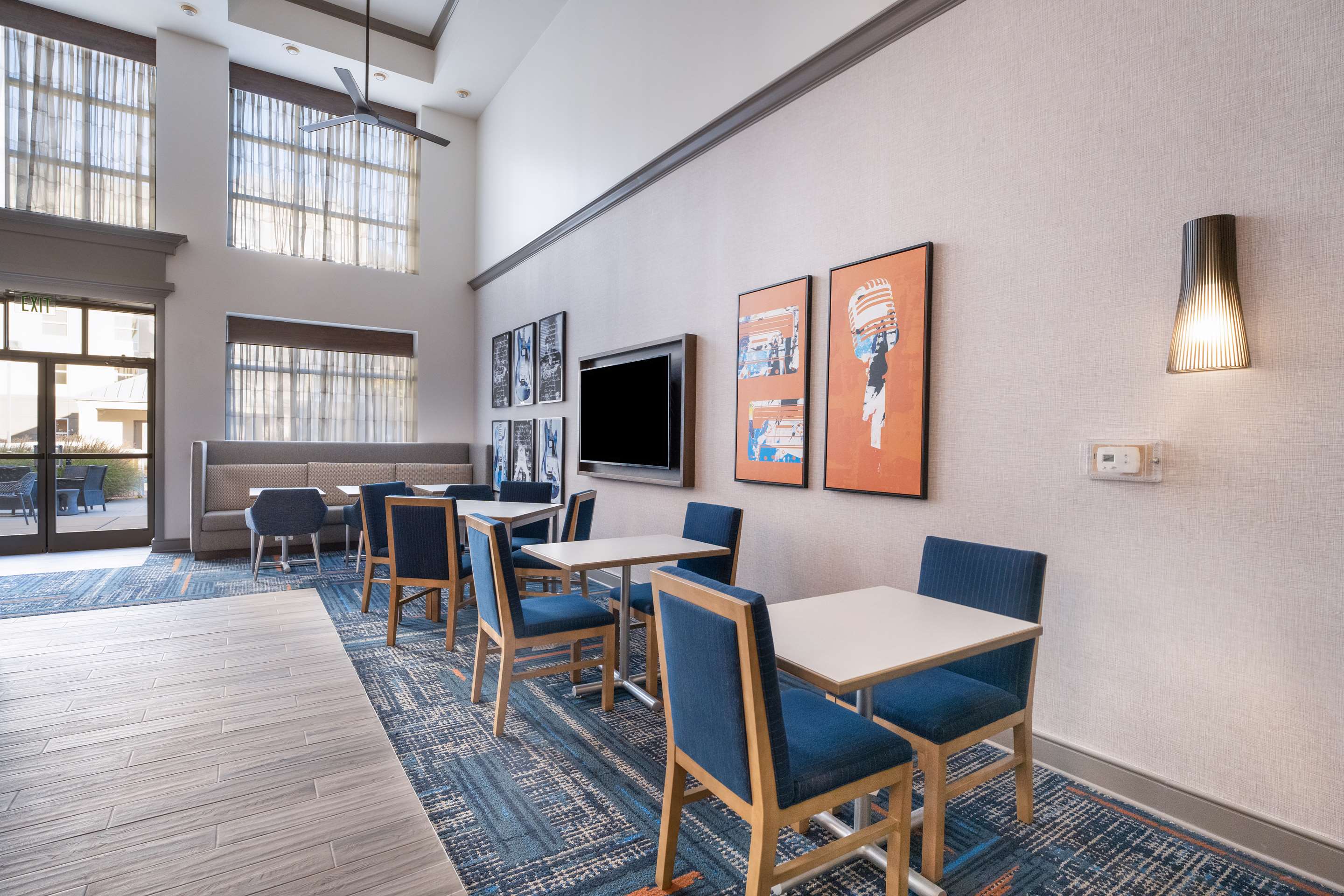 Breakfast Area | Hampton Inn & Suites Memphis East