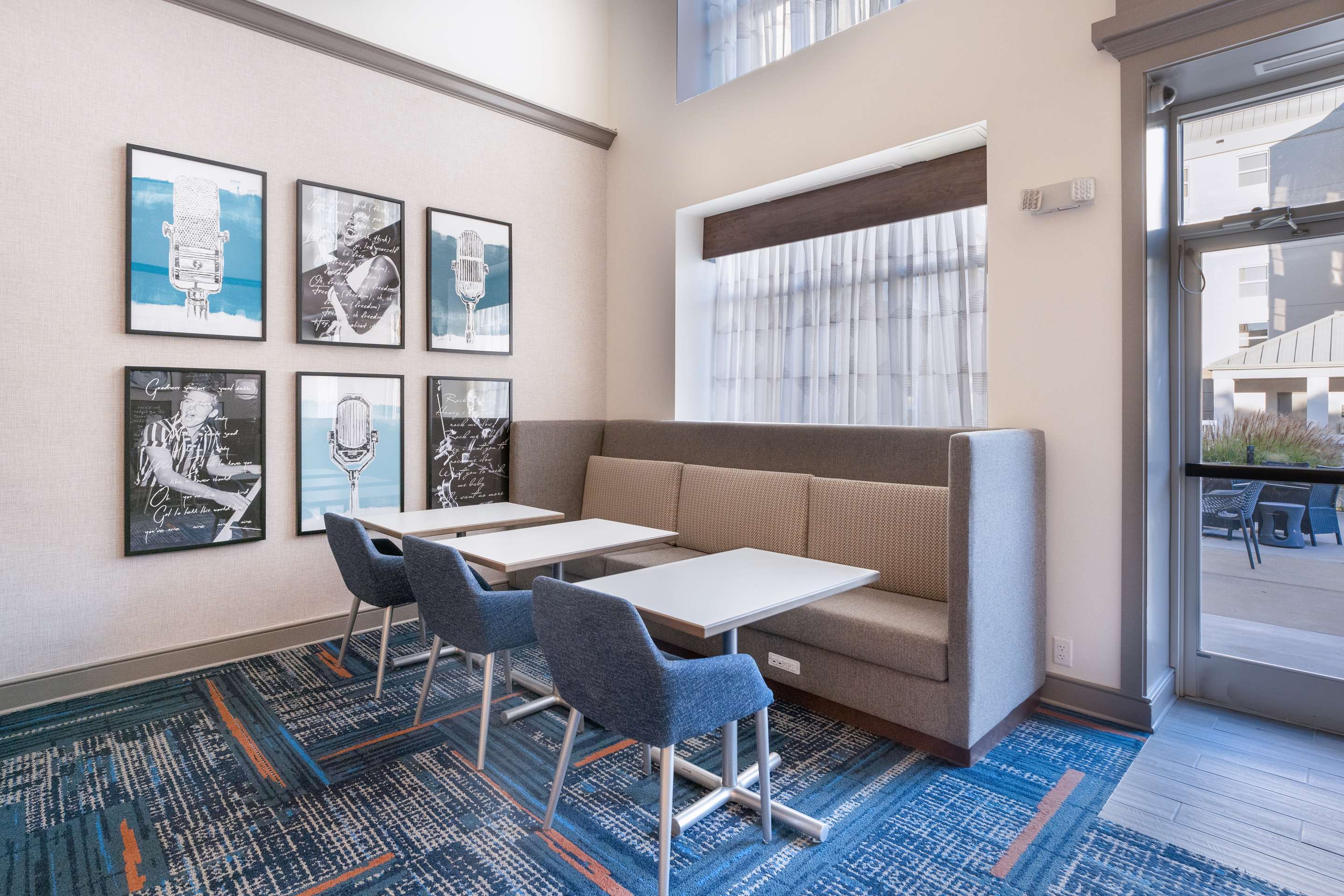 Breakfast Area | Hampton Inn & Suites Memphis East