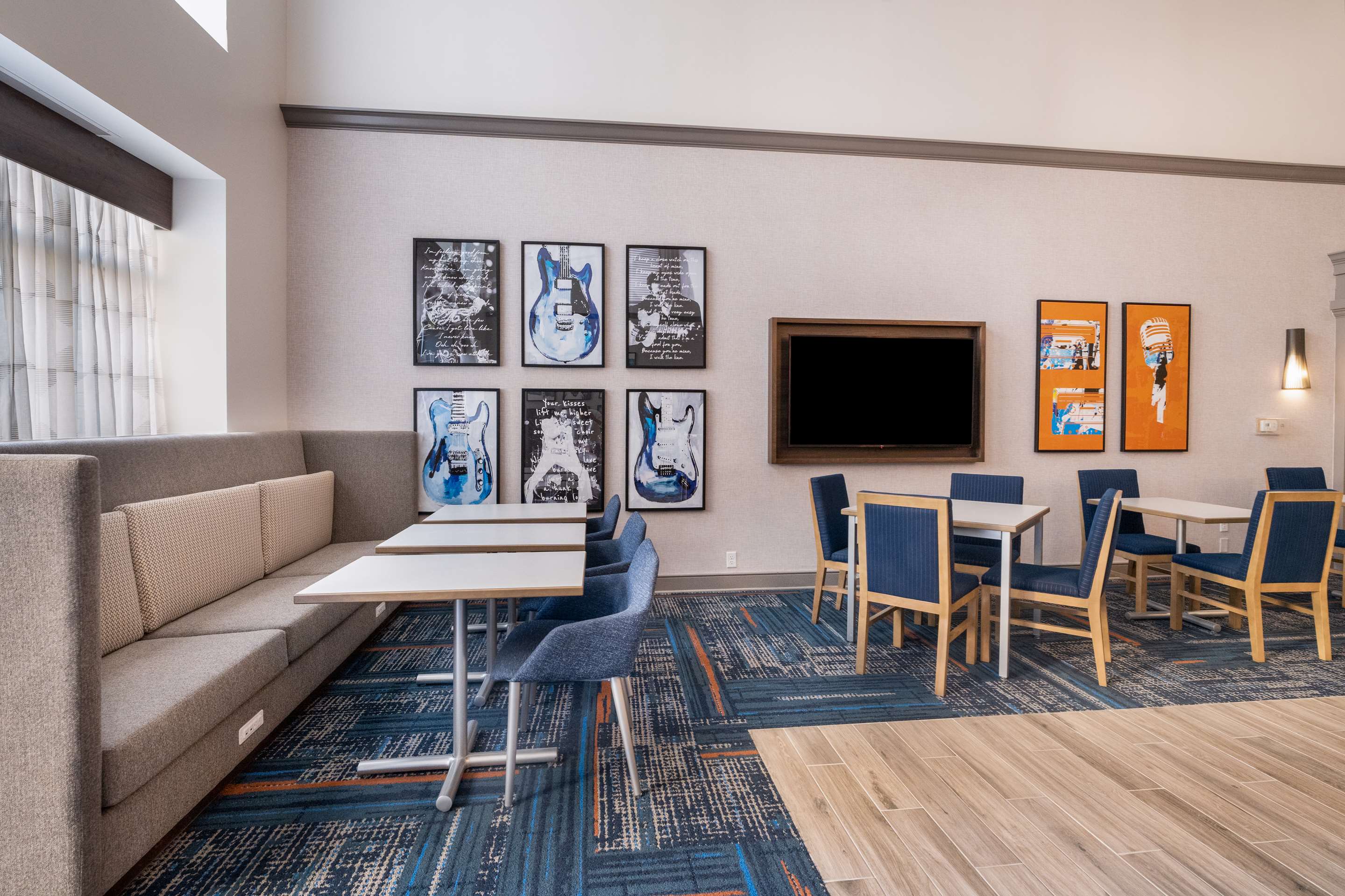 Breakfast Area | Hampton Inn & Suites Memphis East