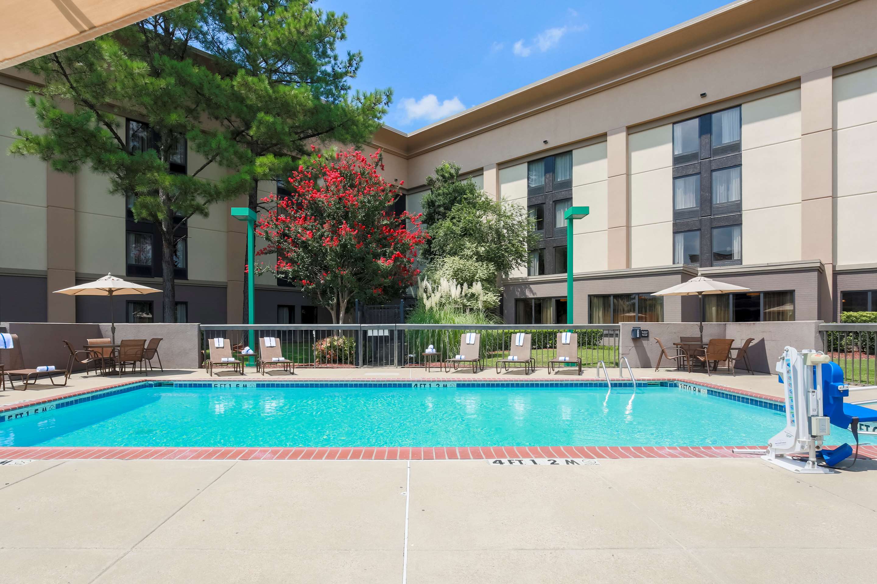 Pool | Hampton Inn Memphis-Walnut Grove/Baptist Hospital East