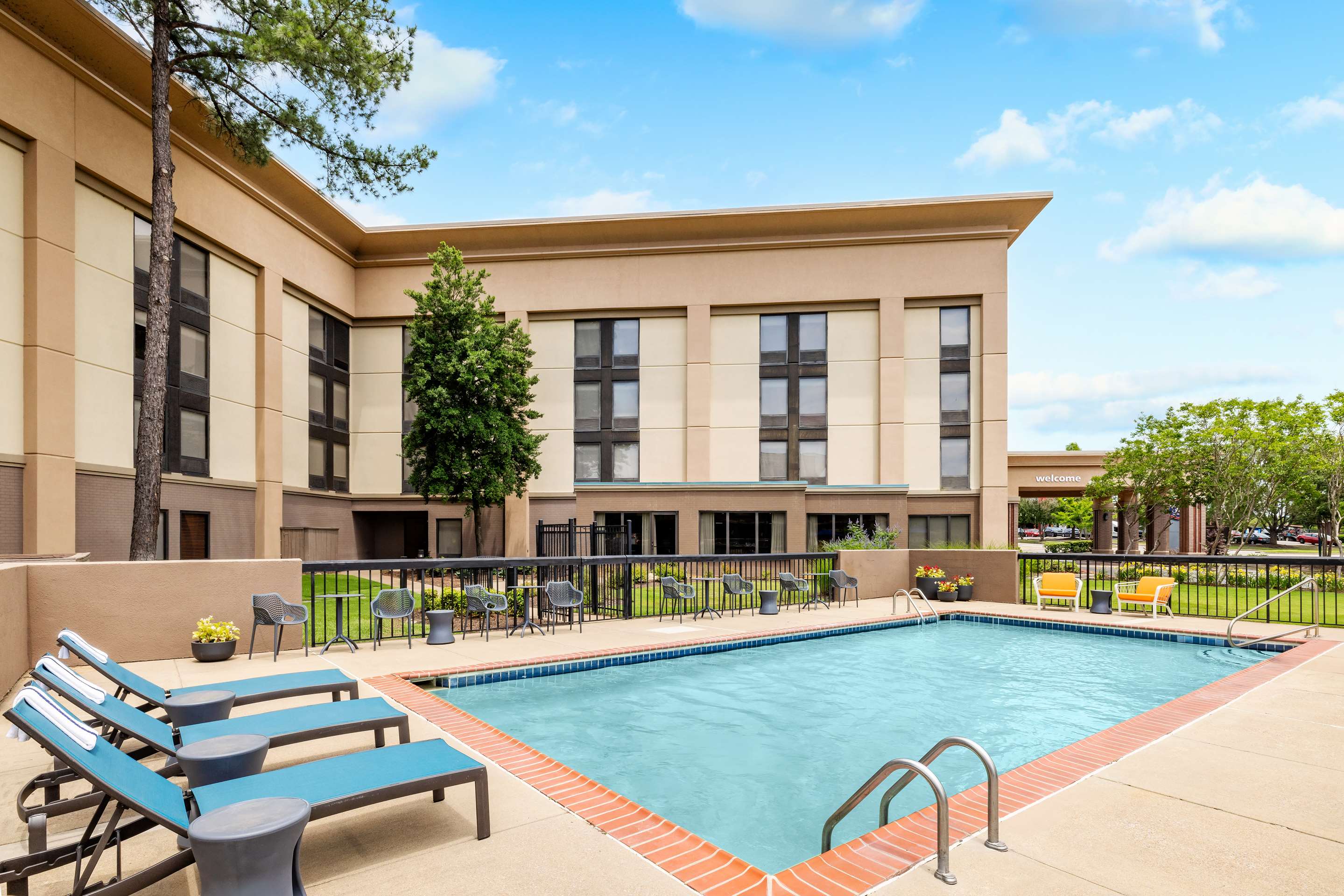 Pool | Hampton Inn Memphis-Walnut Grove/Baptist Hospital East
