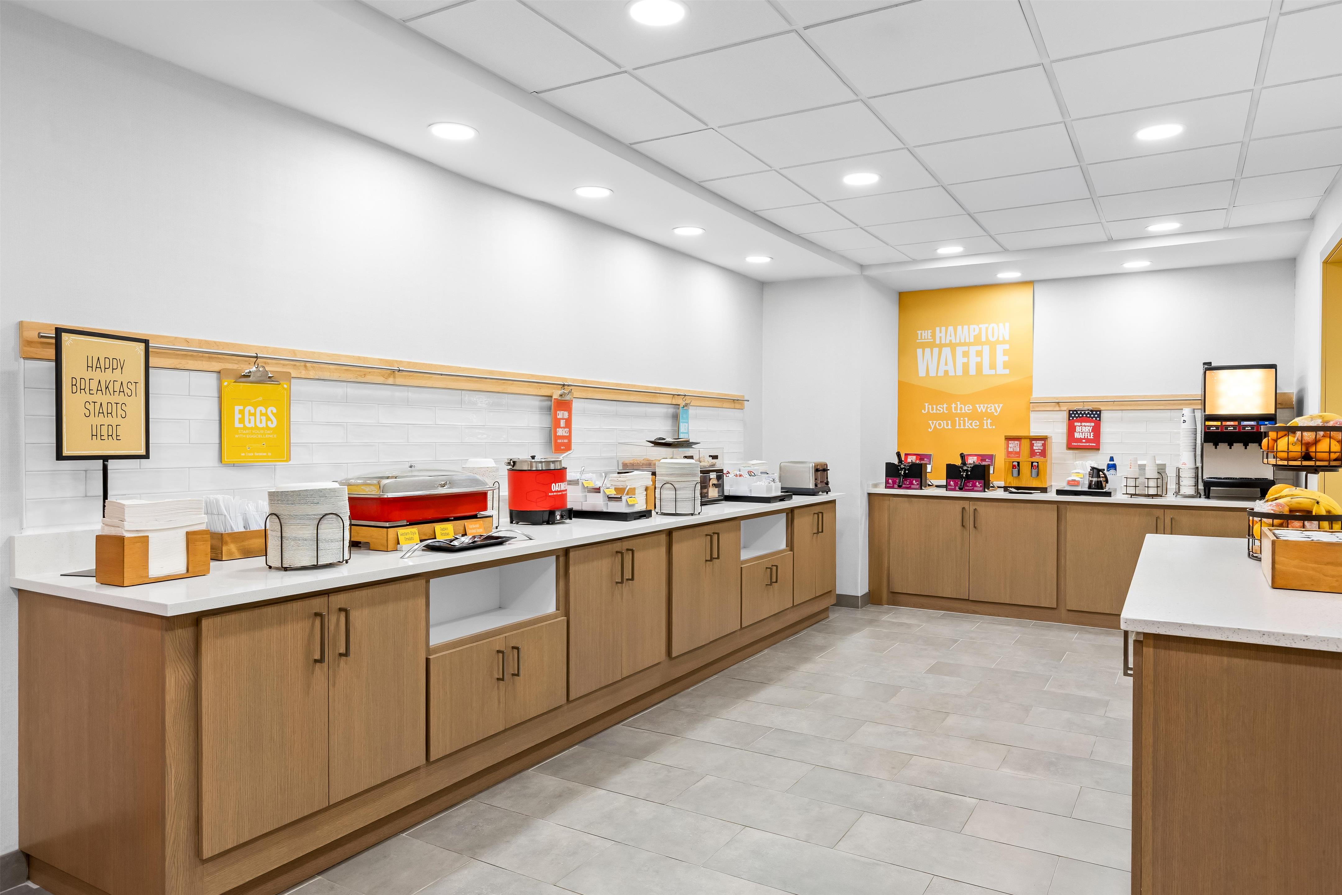 Breakfast Area | Hampton Inn & Suites Mansfield-South @ I-71