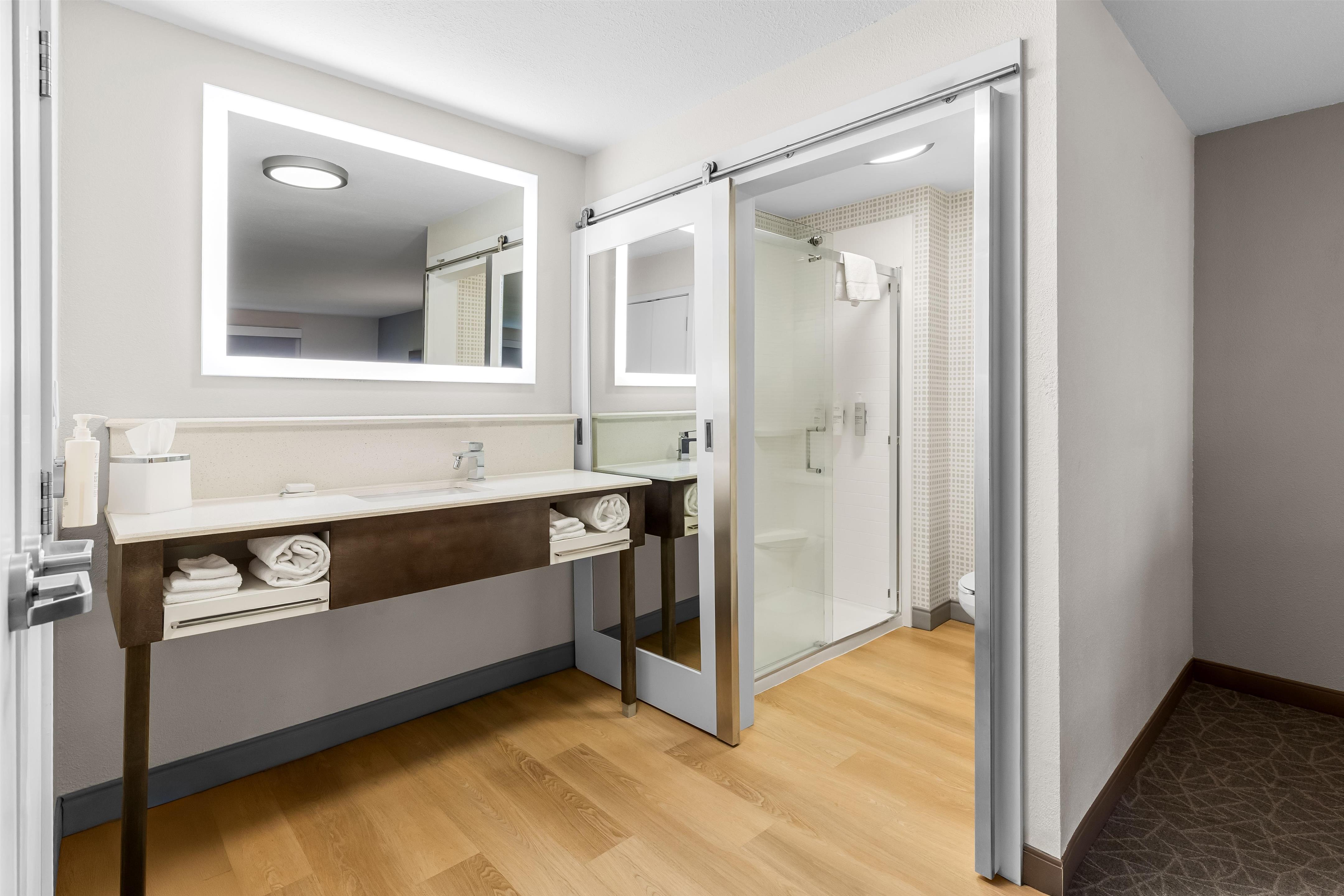 Guest room bath