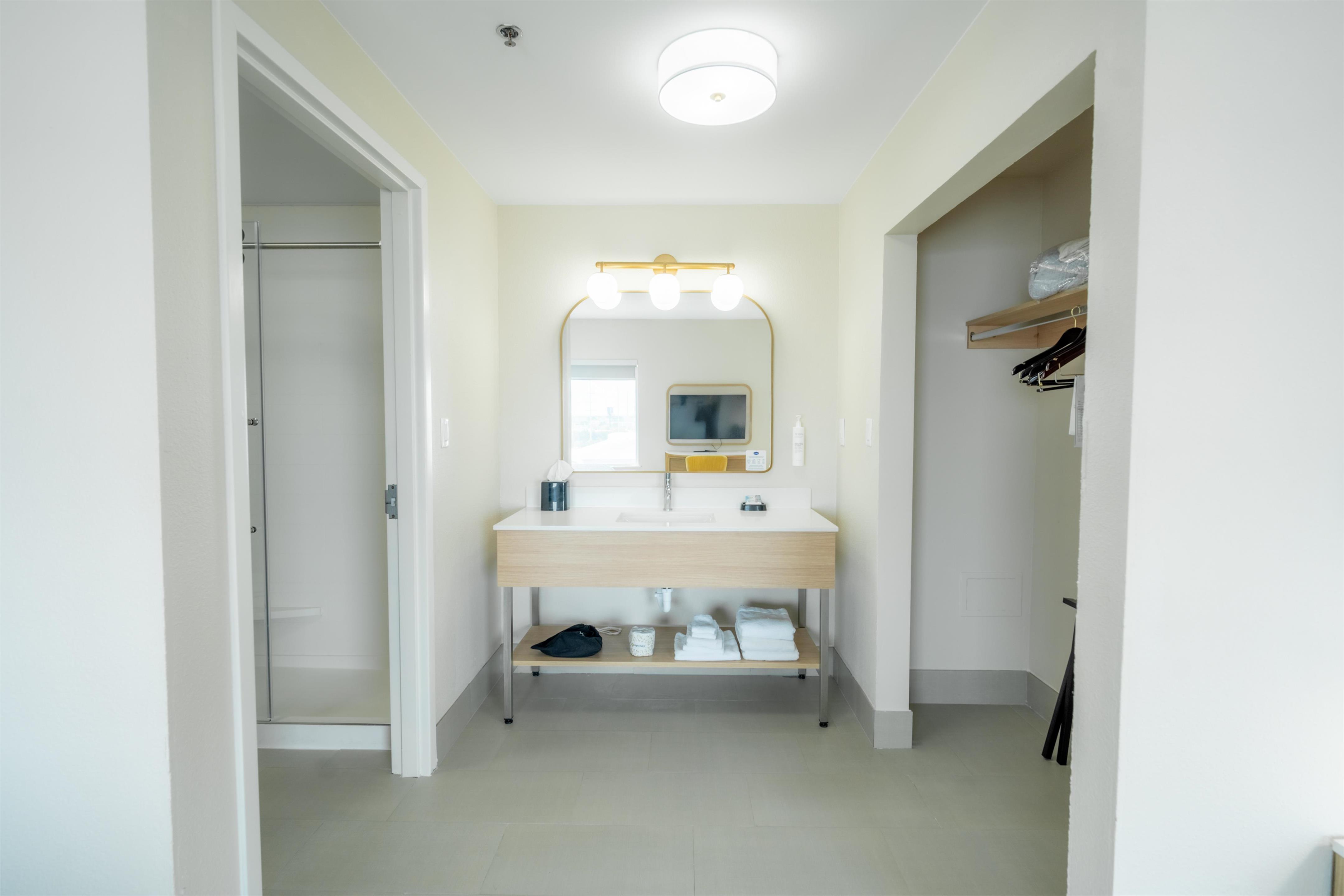 Guest room bath