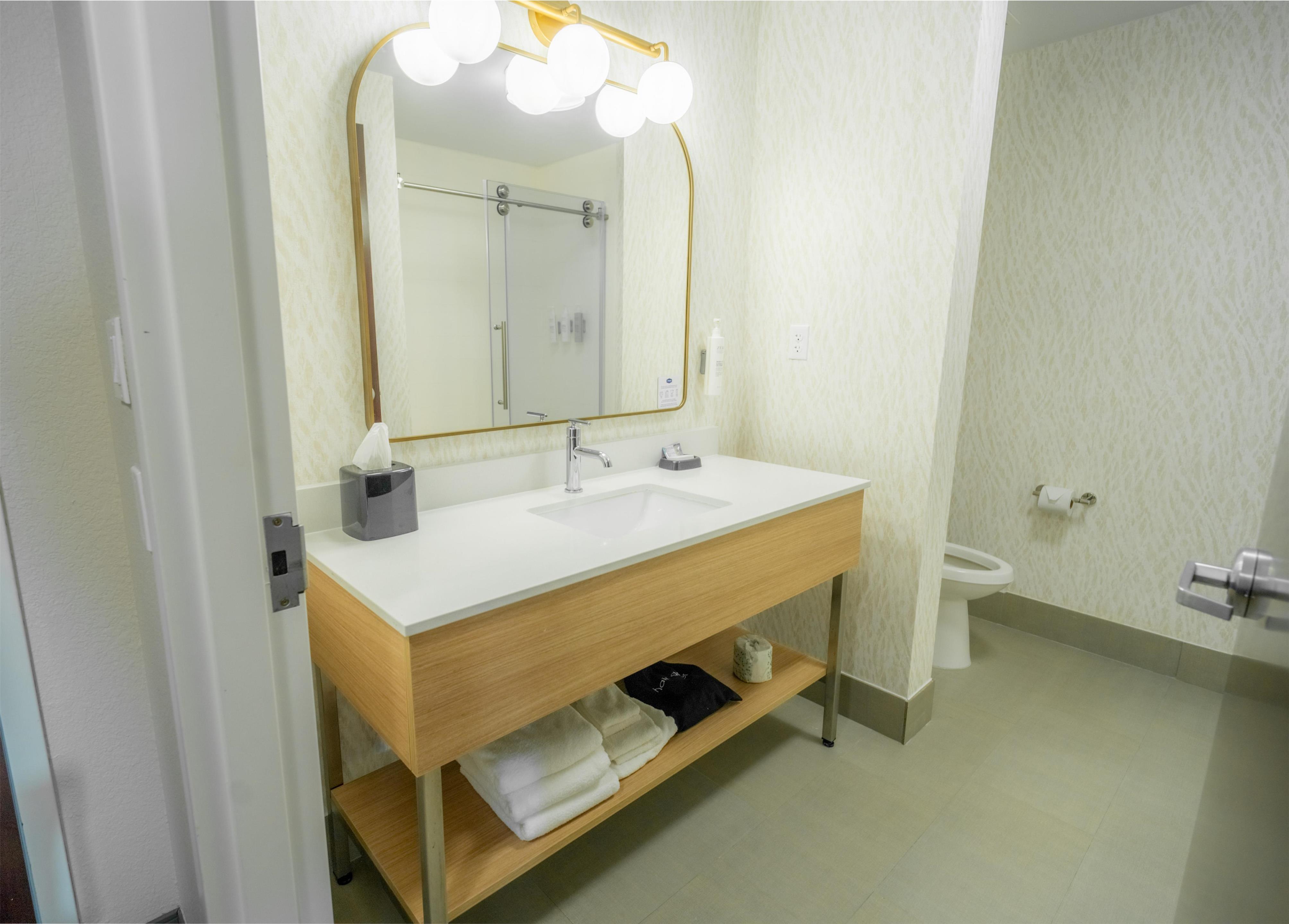 Guest room bath