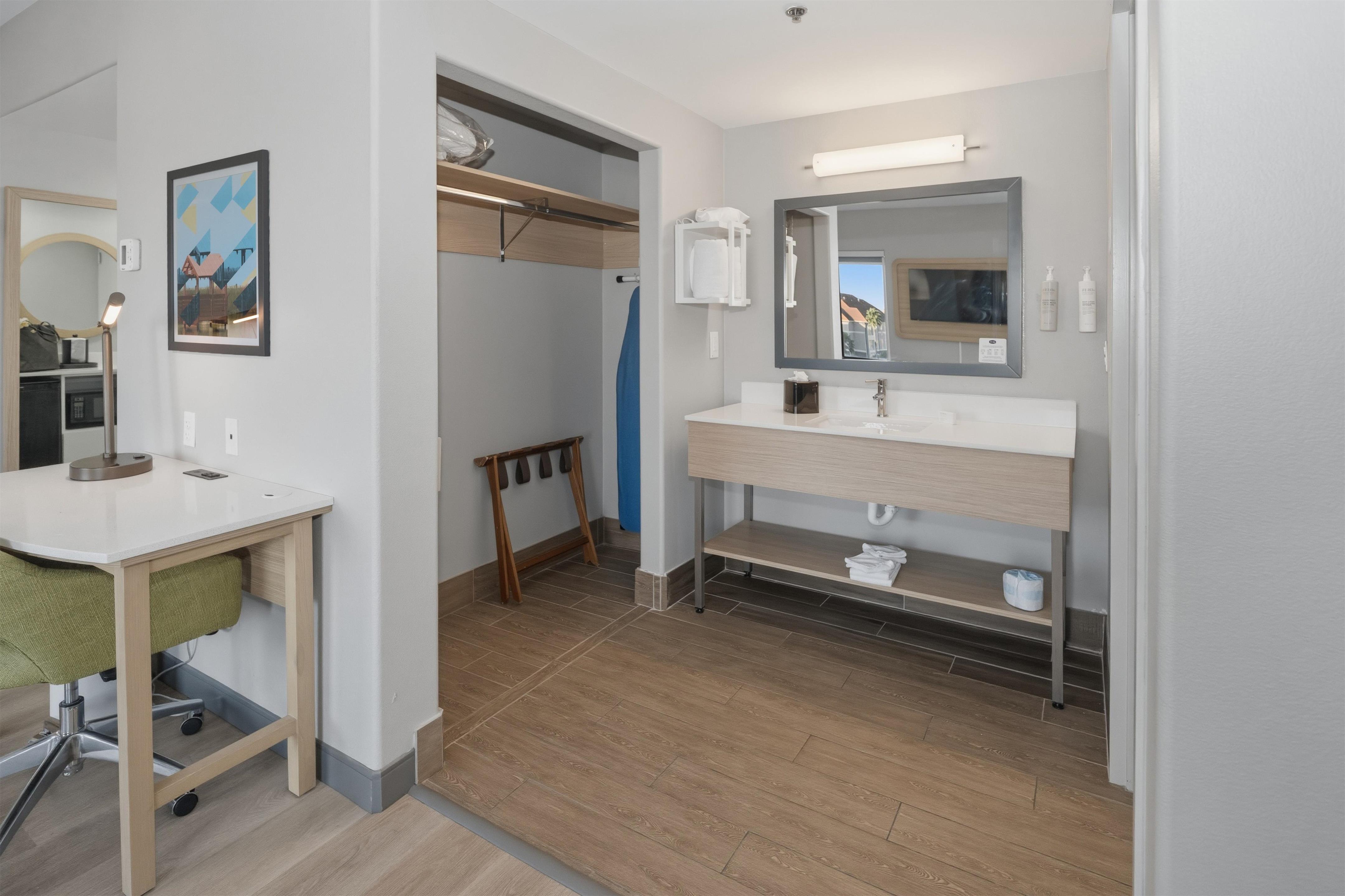 Guest room bath