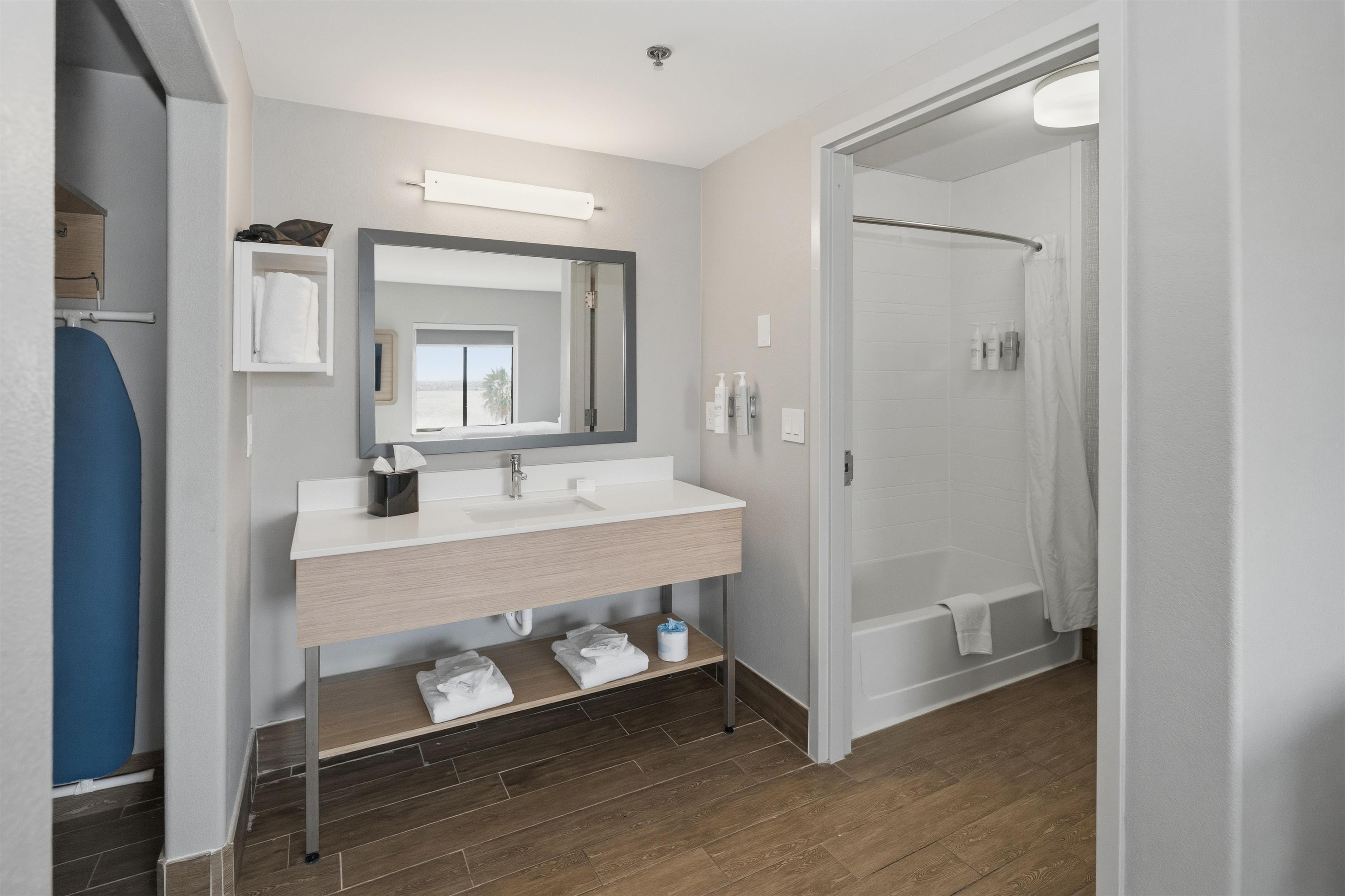 Guest room bath