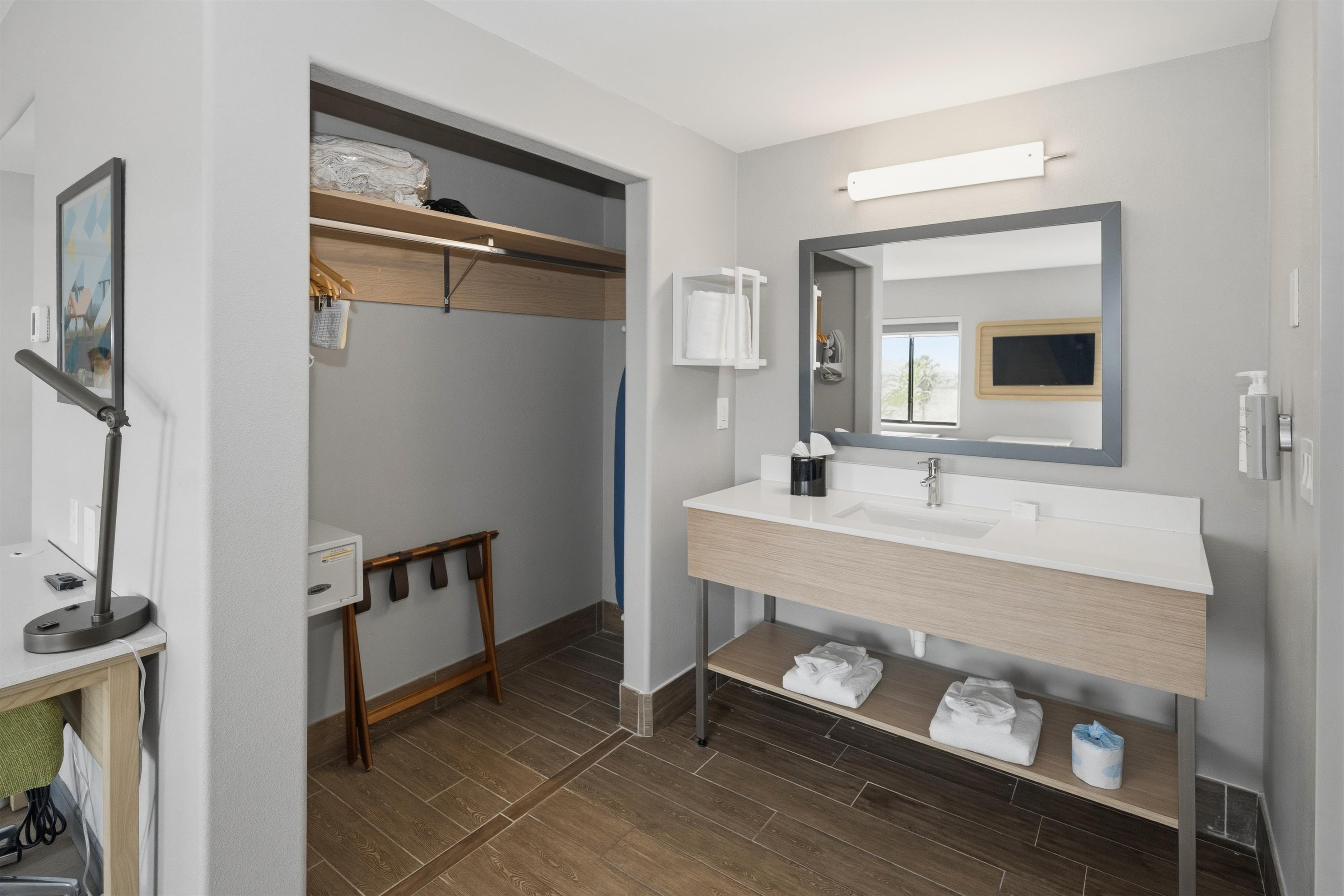 Guest room bath