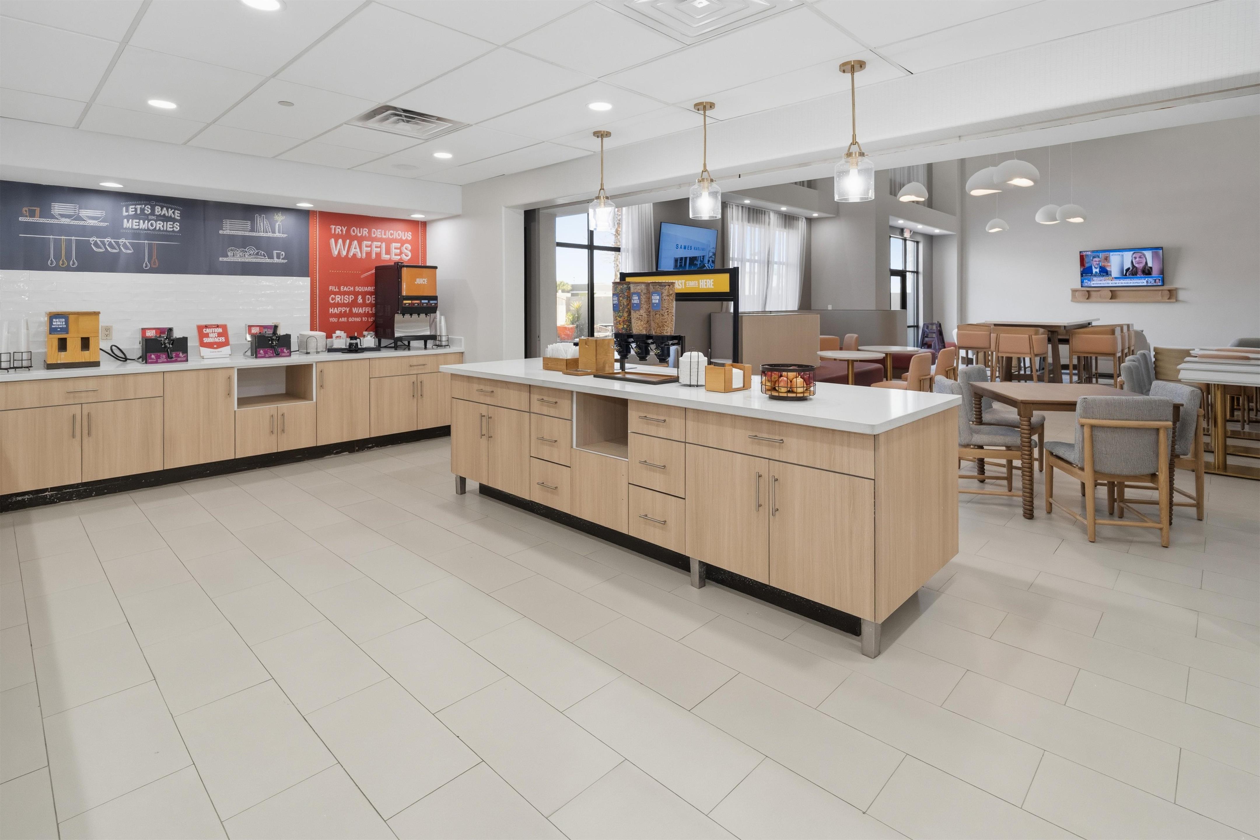 Breakfast Area | Hampton Inn & Suites Pharr