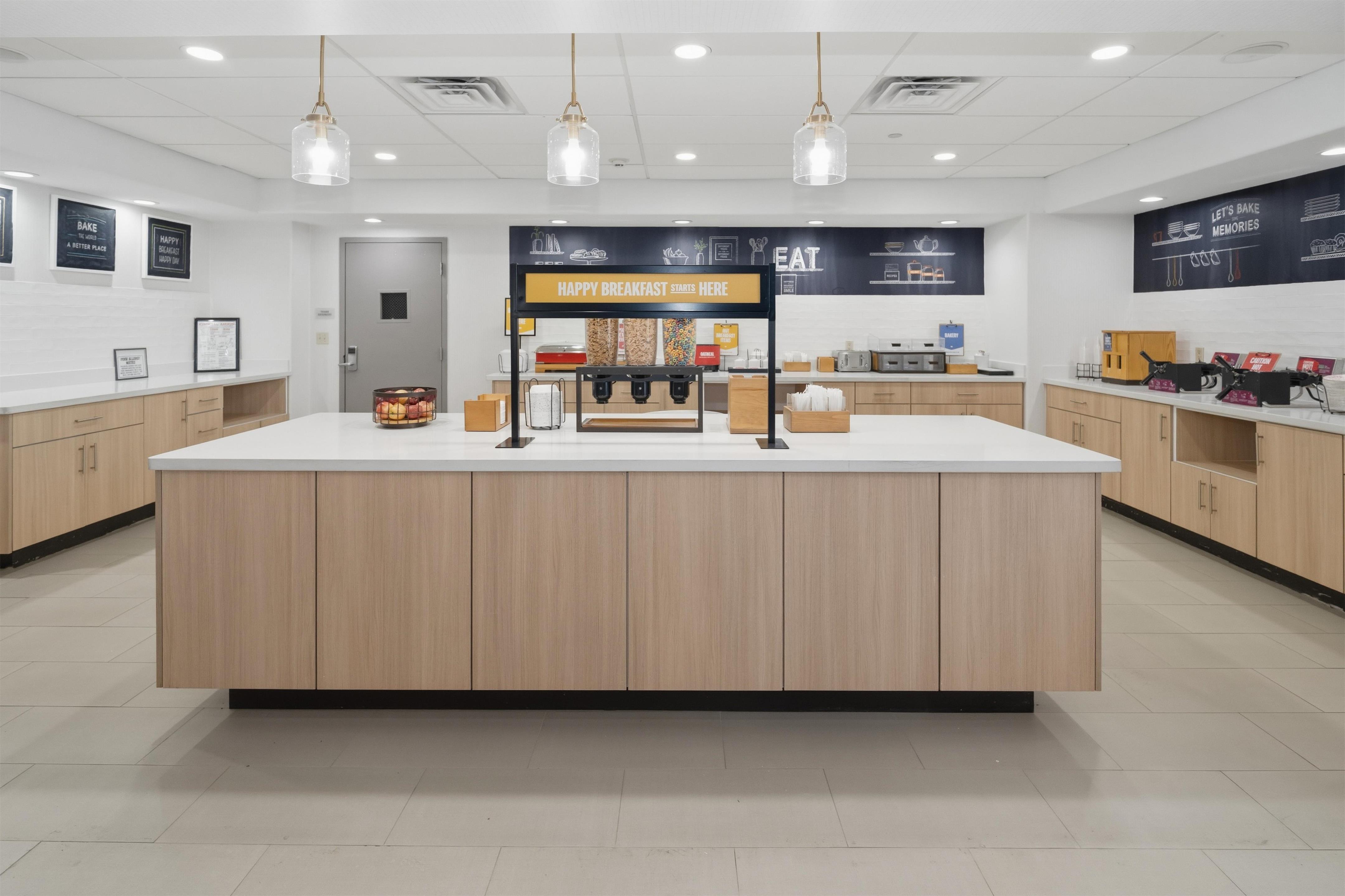 Breakfast Area | Hampton Inn & Suites Pharr