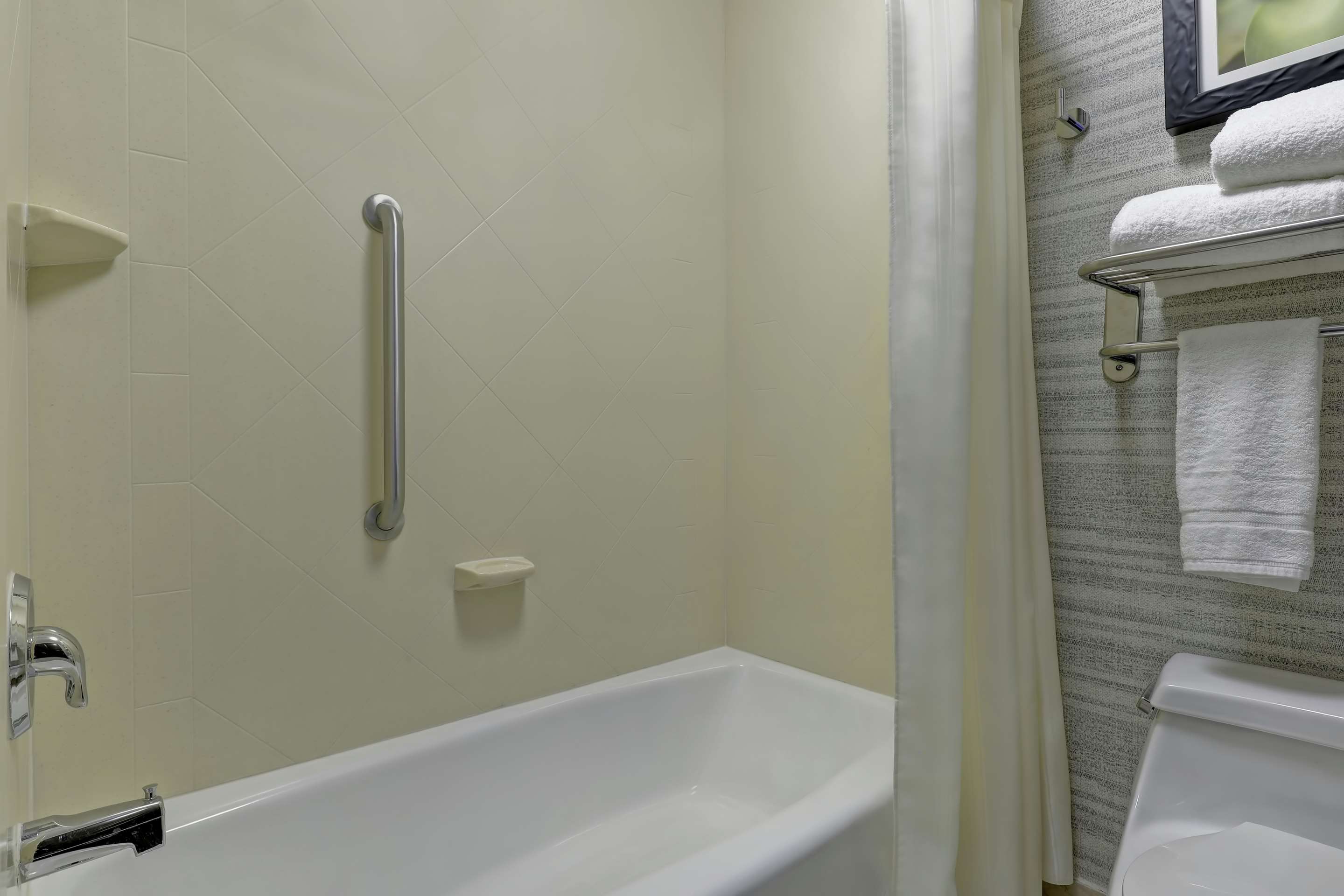 Guest room bath