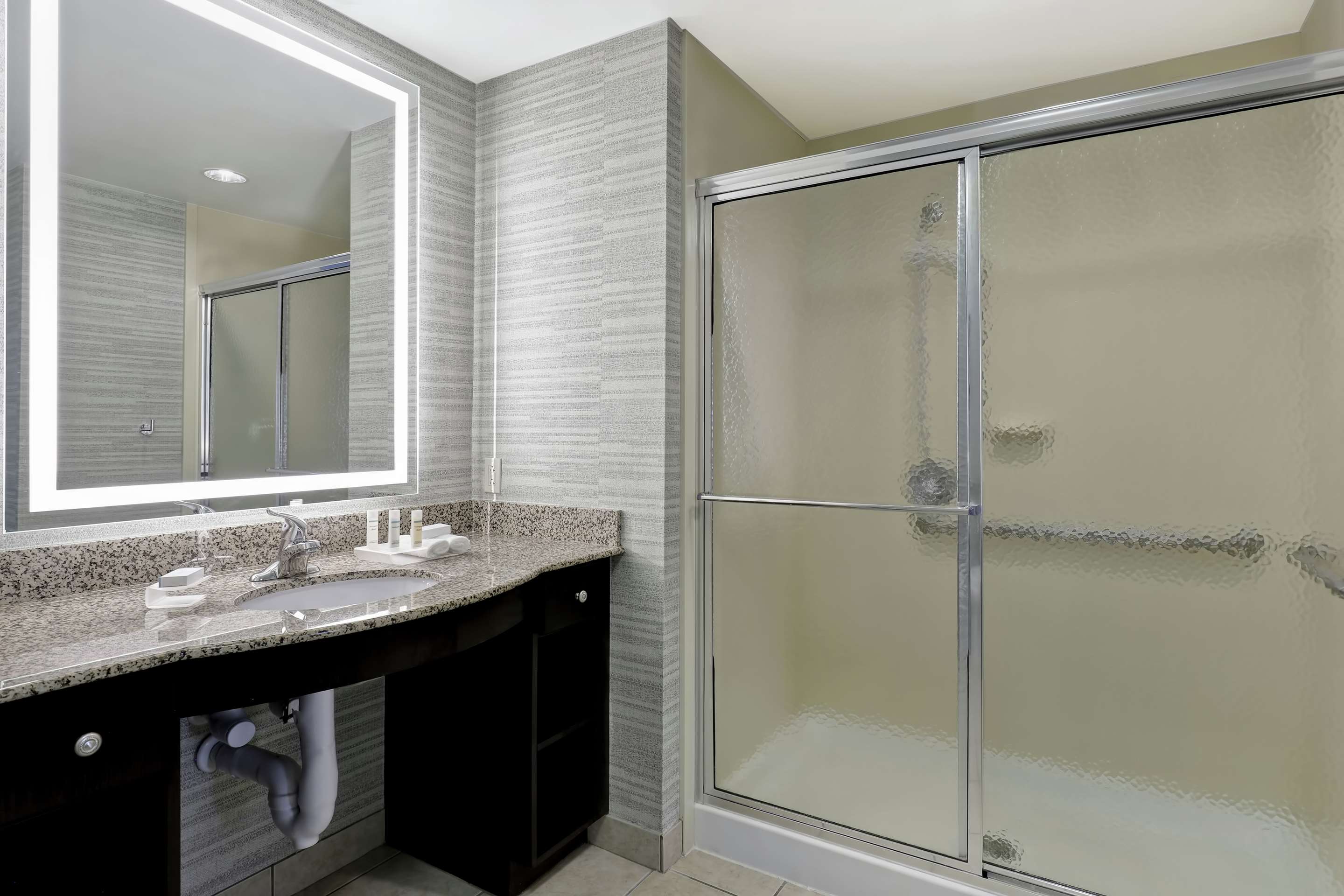 Guest room bath