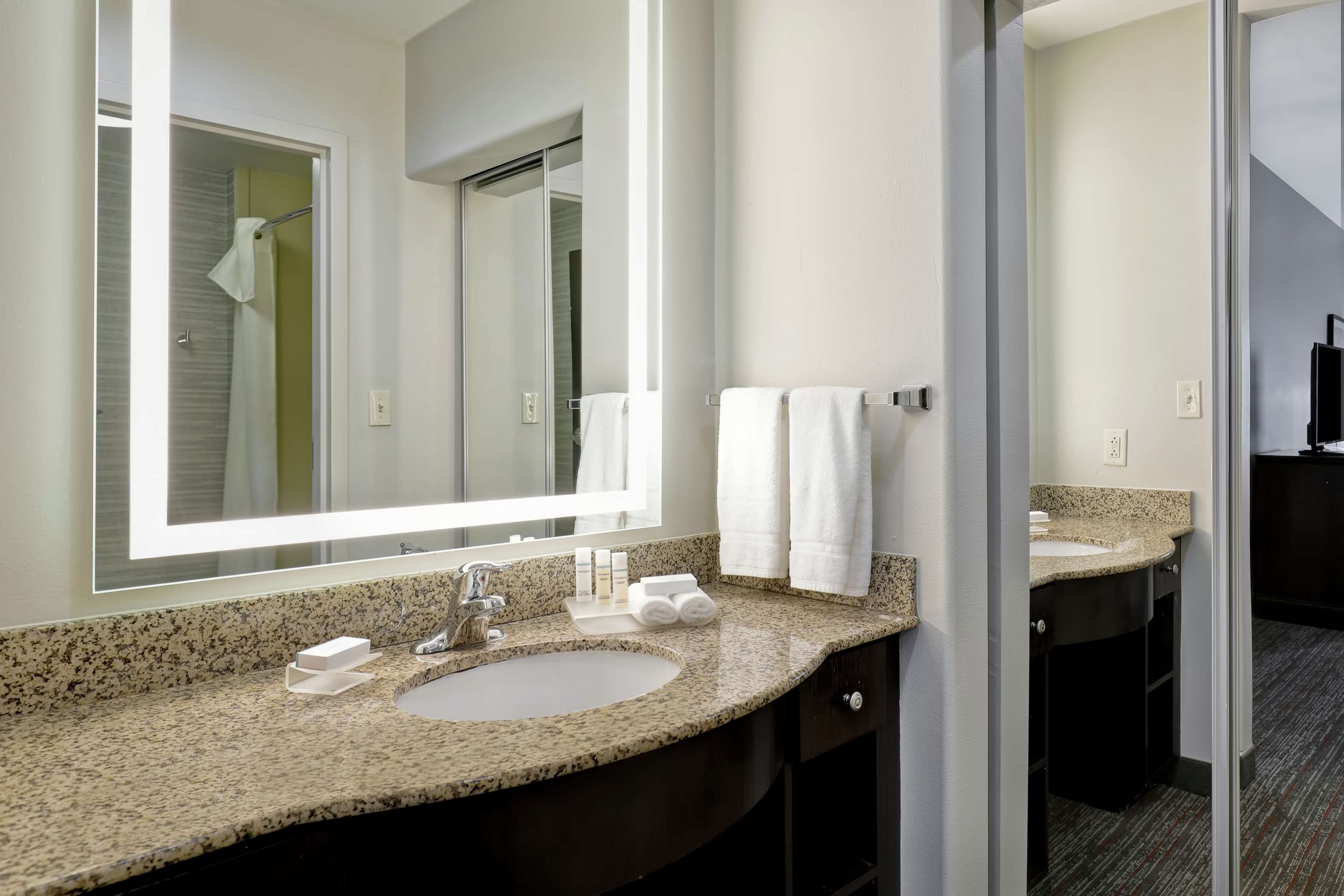 Guest room bath