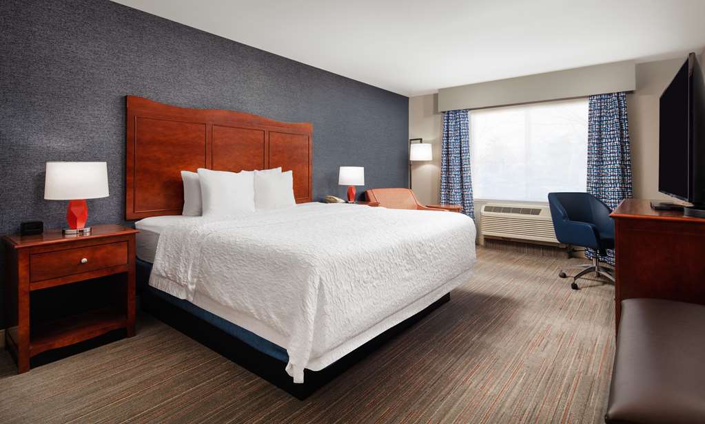 Hampton inn Medford-guestroom-Guest Room,On-Site.jpg