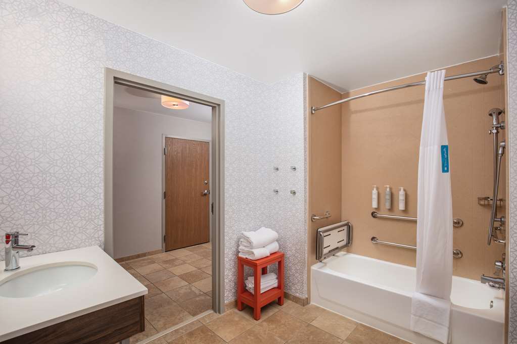 Hampton inn Medford-guestroom-Guest Room,Bathroom,On-Site.jpg