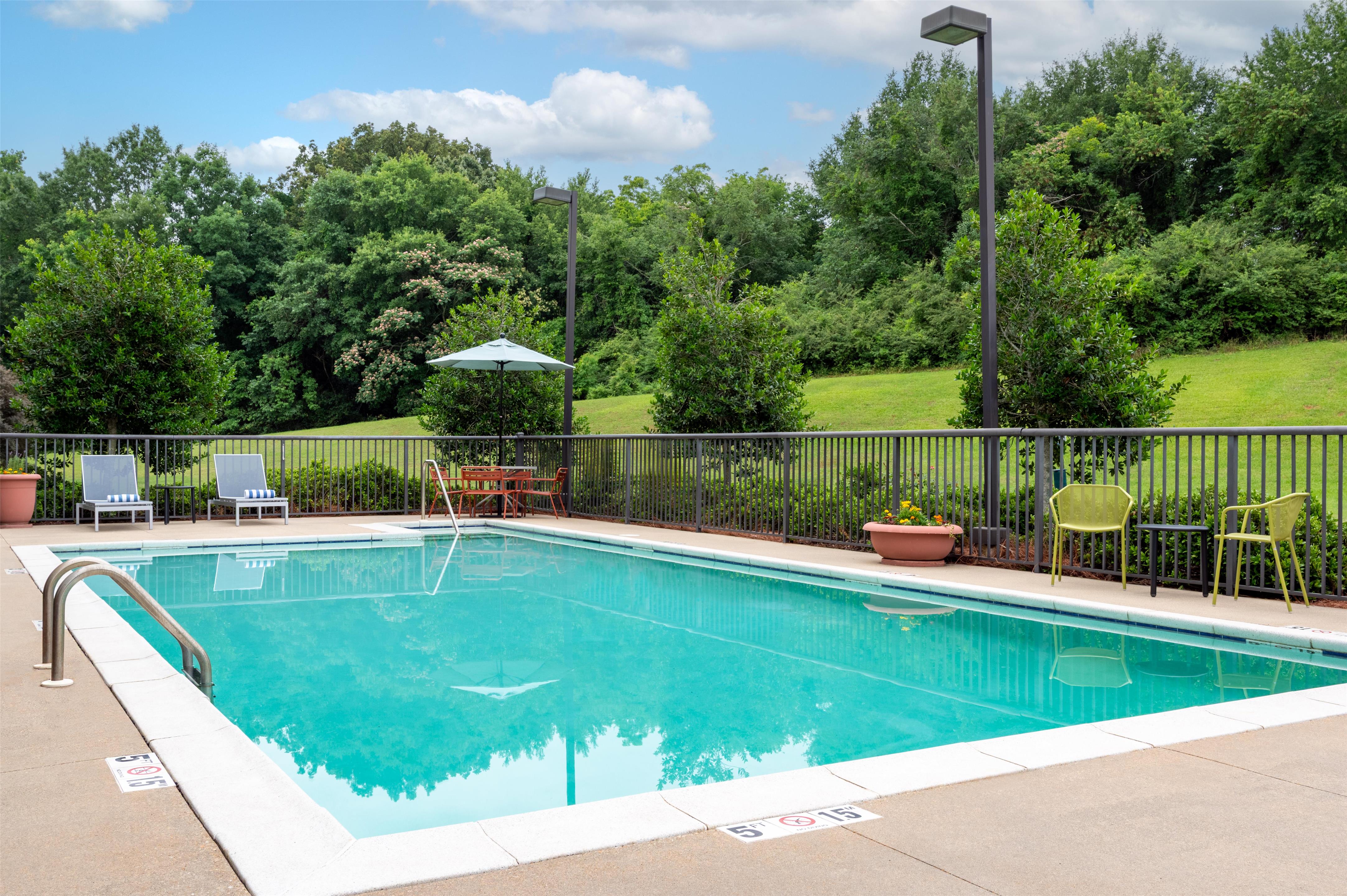 Pool | Hampton Inn & Suites Prattville