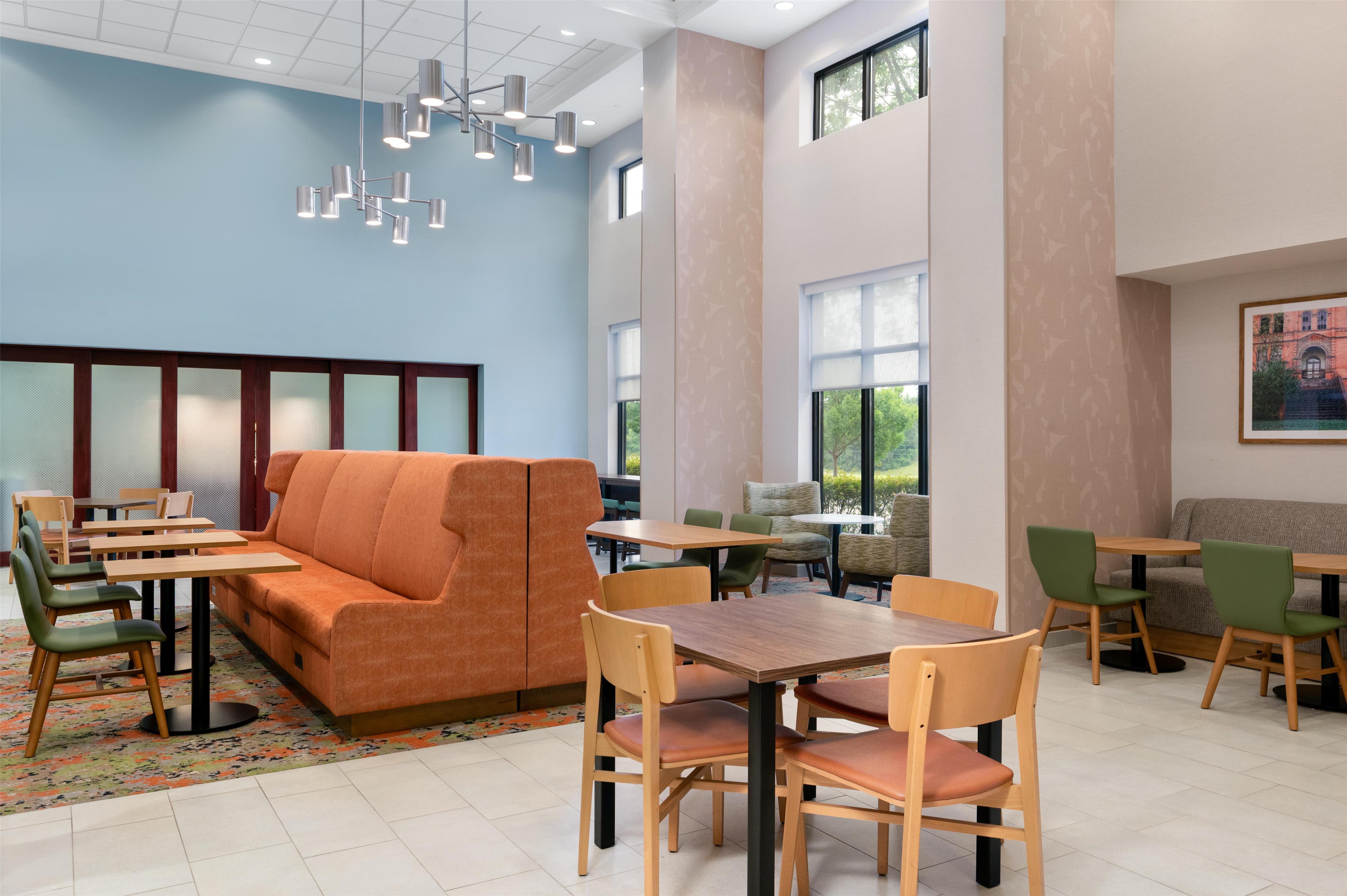 Breakfast Area | Hampton Inn & Suites Prattville