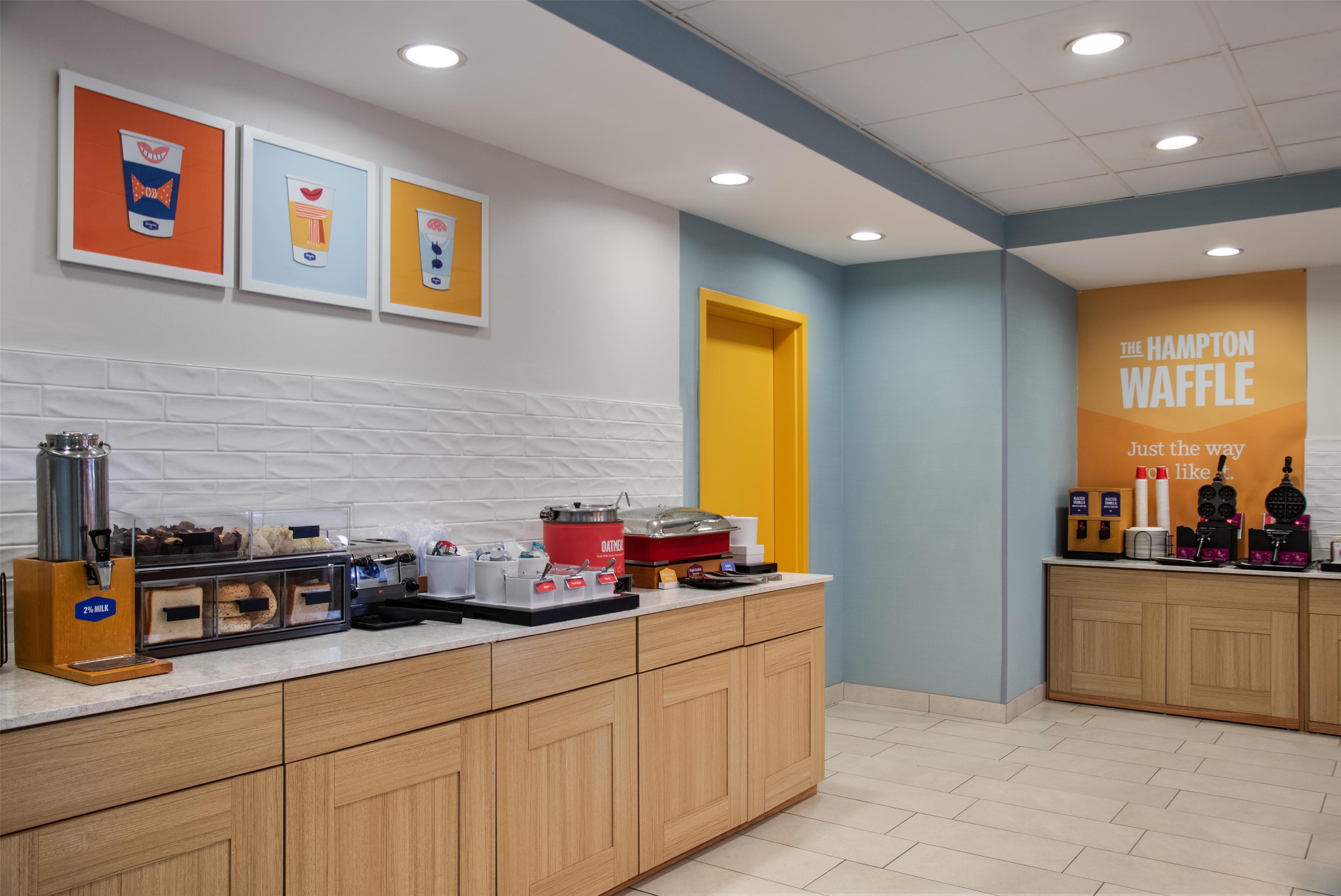Breakfast Area | Hampton Inn & Suites Prattville